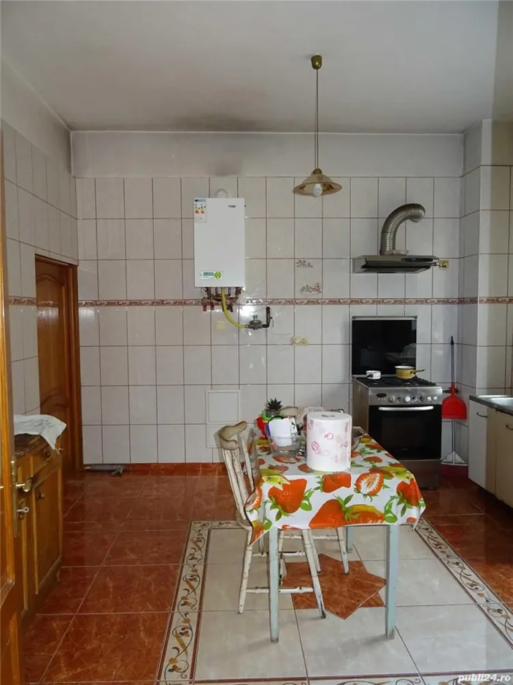 Vila 7 camere 285.000 euro, negociabil - PROPRIETAR ofer spre vanzare, vila 7 camere, zona parc Humulesti: S+P+1E+M, constructie 2004, Su = 249,7 mp, Sc = 315 mp, Steren = 292 mp. Zidarie caramida de 47 cm. Gresie, faianta, parchet masiv stejar usi interioare stejar masiv . Ferestre termopan Veka. Centrala Termica 35 KW. Usa metalica cu luminator MACO unicat. Invelitoare acoperis tigla metalica Bilka. Scara etaj si glafuri interioare marmura. Scara mansarda: structura metalica imbracta in lemn stejar. Aer conditionat in sufragerie si birou mansarda. Tel: Comision 0% Pret 285.000 euro