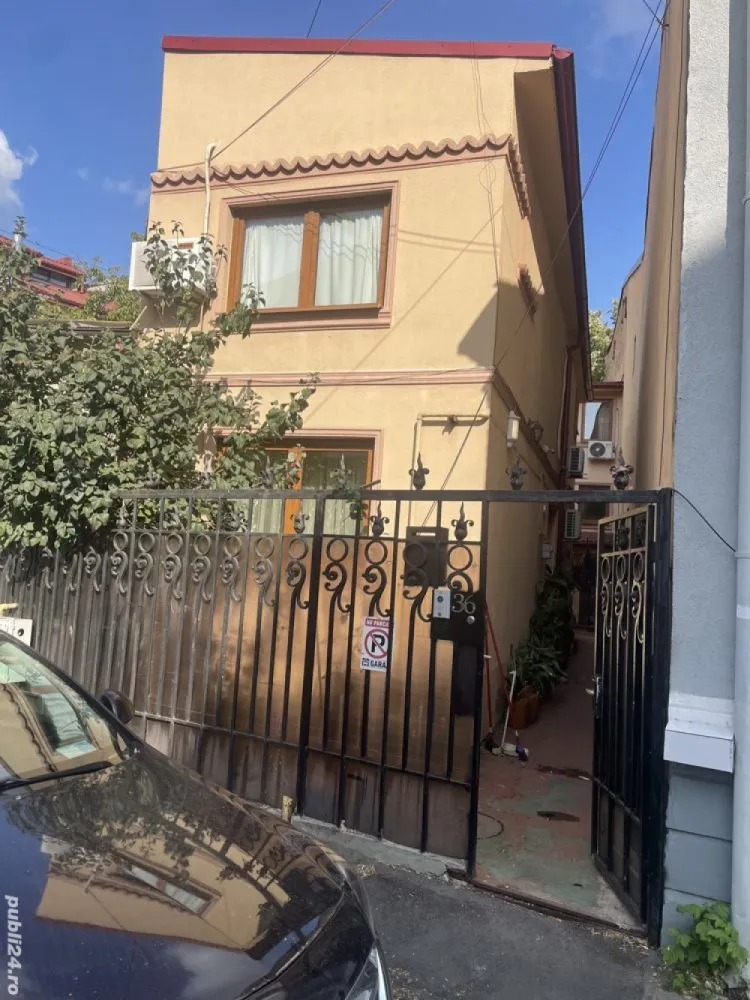 2 vile singur curte unic proprietar - Ultracentral, Bd. Dacia Imobil format din 2 vile singur curte , unic proprietar.Prima subsol camera tehnica si loc depozitare, parter: 2 camere bucatarie, baie, etaj identic parter. A doua vila parter bucatarie, living, dinning, et1 baie dormitor( are si intrare separata direct din curte) etaj 2 dormitor matrimonial, baie , dressing . Prima vila 100mp, a doua 150 mo. Teren 120 mp, liber50 mp.