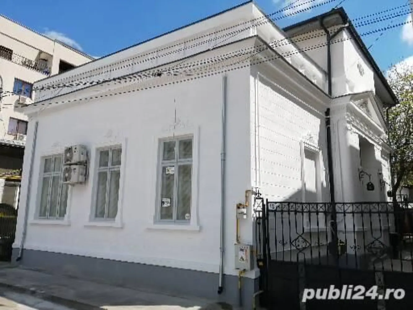 Cișmigiu, Vila interbelica eleganta D+P+1, curte - Calea Victoriei,propietar, vila eleganta D+ P+1, renovata 2018 cu doua apartamente separate. Parter, apartament 150 mp.utili,5 camere, mari, înalte, bai, bucătărie, terasa, 2 intrari. Etaj, apartament(penthouse) 160mp.,constructie 2018,cu scara exterioara, 3 camere, living 80mp.(h=4.8m),terasa 44mp.Demisol,2 camere, 50mp.Curte libera 150mp.(parcare auto)Încălzire centrala termica gaze.Apartamentele se pot vinde separat cu 540000 fiecare.