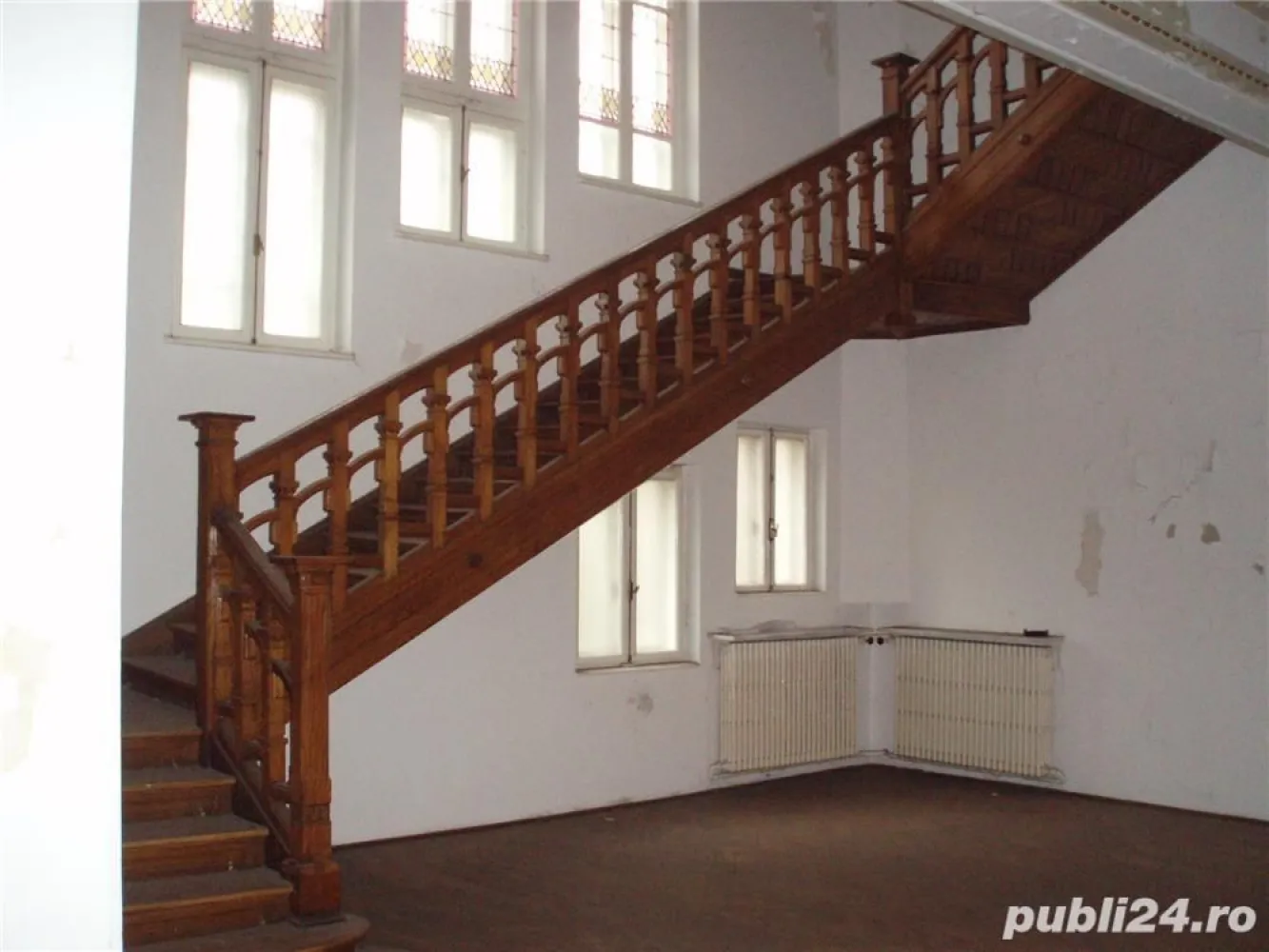 BRASADAS vinde vila cu 16 camere in zona ROMANA. - Rezidenta-vila LIBERA cu 16 camere demisol, parter, etaj si mansarda cu teren si garaj; suprafata desfasurata construita 1000mp. (fara mansarda, care este mare si se poate amenaja), garajul are 36mp si este pentru 3 masini, suprafata totala a terenului 750mp. Finisaje interioare: coloane si pilastrii din stucatura si placaje din marmura capiteluri si frize decorative, vitralii, scara interioara, usi cu cristale bizotate. Imobilul a fost sediu de ambasade. Corpul A: Demisol, parter, etaj suprafata pe palier 251,77mp 5 balcoane Corpul B: Parter, Etaj 1, Etaj 2; suprafata 171,20mp Garaj 36,37mp - zidarie utilitati Acoperis sarpata din lemn si invelitoare din tabla zincata. Deschidere la strada 27,10m. Imobilul se preteaza la locuinta si birouri. Incalzire cu centrala proprie pe gaze. Proprietar prin hotarare judecatoreasca. Poze pe adresa http://stefann.3x.ro/