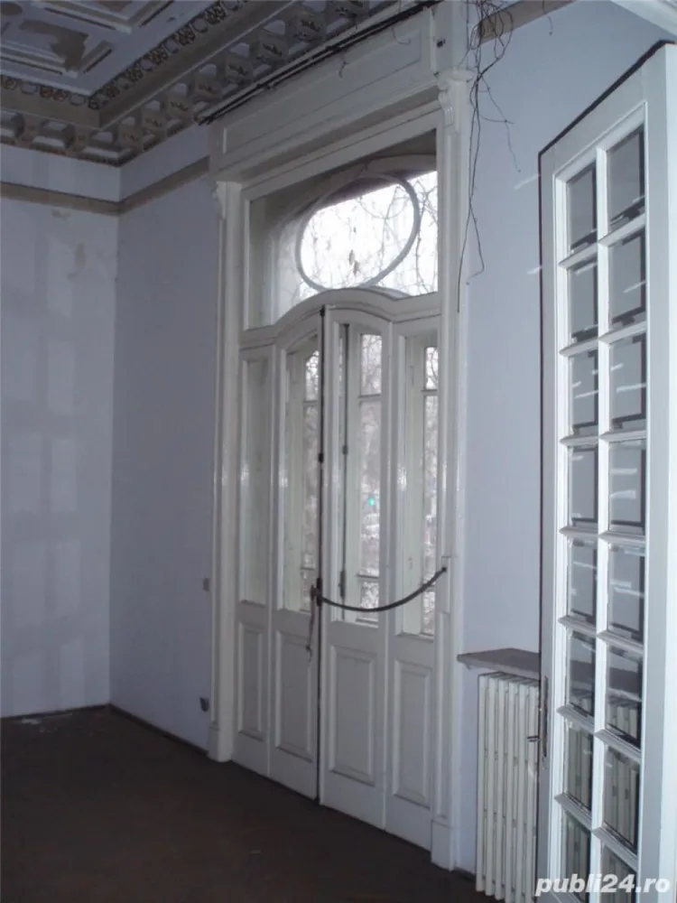 BRASADAS vinde vila cu 16 camere in zona ROMANA. - Rezidenta-vila LIBERA cu 16 camere demisol, parter, etaj si mansarda cu teren si garaj; suprafata desfasurata construita 1000mp. (fara mansarda, care este mare si se poate amenaja), garajul are 36mp si este pentru 3 masini, suprafata totala a terenului 750mp. Finisaje interioare: coloane si pilastrii din stucatura si placaje din marmura capiteluri si frize decorative, vitralii, scara interioara, usi cu cristale bizotate. Imobilul a fost sediu de ambasade. Corpul A: Demisol, parter, etaj suprafata pe palier 251,77mp 5 balcoane Corpul B: Parter, Etaj 1, Etaj 2; suprafata 171,20mp Garaj 36,37mp - zidarie utilitati Acoperis sarpata din lemn si invelitoare din tabla zincata. Deschidere la strada 27,10m. Imobilul se preteaza la locuinta si birouri. Incalzire cu centrala proprie pe gaze. Proprietar prin hotarare judecatoreasca. Poze pe adresa http://stefann.3x.ro/