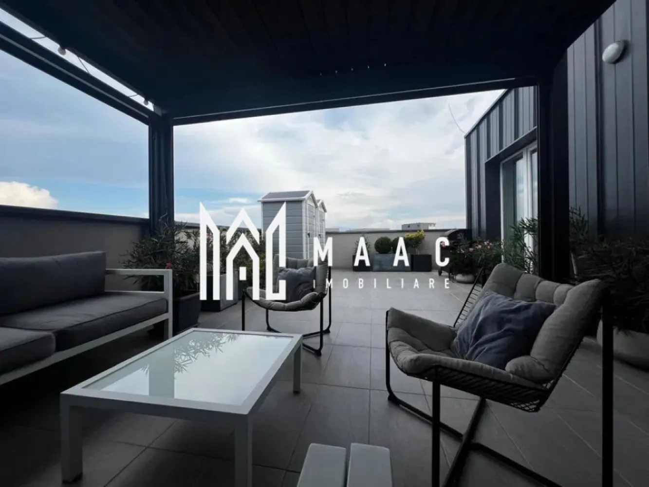 Penthouse 3 camere | 84 MPU | Terasa | Mobilat modern - MAAC Imobiliare va prezinta un Penthouse modern situat în cartierul City Residence, una dintre cele mai apreciate zone rezidențiale din Sibiu. Caracteristici: Compartimentare: fiecare metru pătrat este valorificat pentru funcționalitate. Proprietate „turn-key” – gata să devină imediat „acasă”, fără investiții suplimentare. Compartimentare apartament: Living: 34,51 mp Bucătărie: 6,52 mp Hol: 6,84 mp Dormitor 1: 13,18 mp Dormitor 2: 13,47 mp Baie 1: 4,35 mp Baie 2: 4,78 mp Terasă: 52 mp – un spațiu ideal pentru momente de relaxare în aer liber. Suprafață utilă: 84 mp Suprafață totală: 135,66 mp Facilități suplimentare: Terasă panoramică de 52 mp Blocul dispune de lift Loc de parcare suprateran dedicat, inclus în preț. Pentru mai multe detalii precizati telefonic ca ati vazut anuntul cu ID: CP2716842 }}