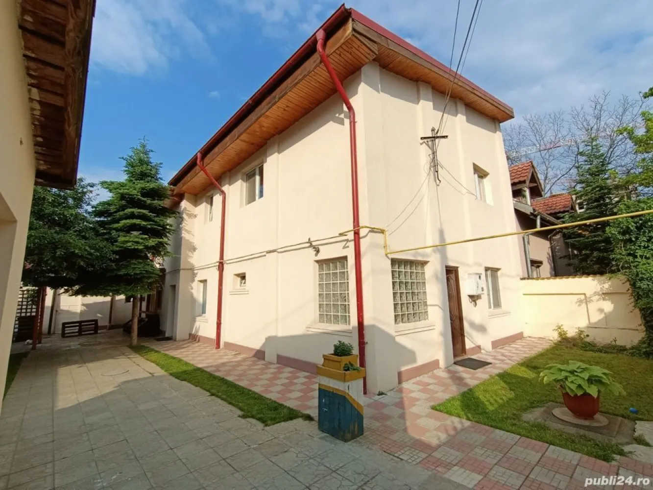 Casa 250mp 7 camere - Militari str. Orsova - Casa este construita in stil decomadat cu 7 camere, 2 bucatarii, 3 bai. Teren de 400mp cu deschidere 15m. Amprenta la sol este de 150mp + magazie de 30mp, 2-3 locuri de parcare. Toate utilitatile. Casa pretabila pentru locuit sau firma. aflata in zona rezidentiala. Distanta mica fata de scoli, mijloace de transport in comun, magazine, hypermarket-uri, Mall-uri. Pret usor negociabil.