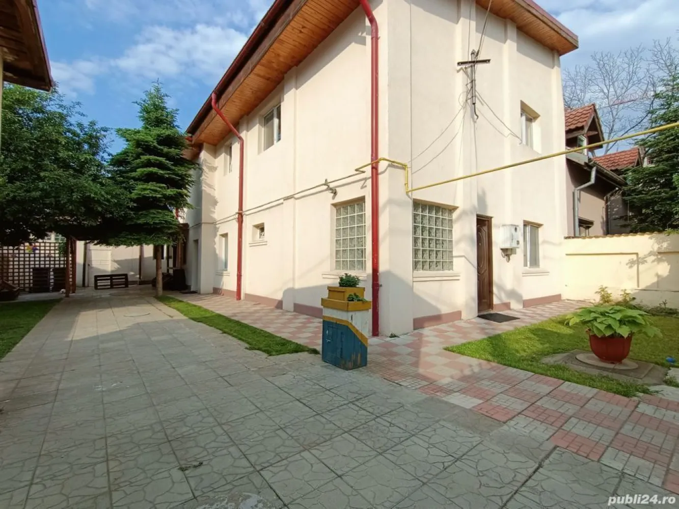 Casa 250mp 7 camere - Militari str. Orsova - Casa este construita in stil decomadat cu 7 camere, 2 bucatarii, 3 bai. Teren de 400mp cu deschidere 15m. Amprenta la sol este de 150mp + magazie de 30mp, 2-3 locuri de parcare. Toate utilitatile. Casa pretabila pentru locuit sau firma. aflata in zona rezidentiala. Distanta mica fata de scoli, mijloace de transport in comun, magazine, hypermarket-uri, Mall-uri. Pret usor negociabil.