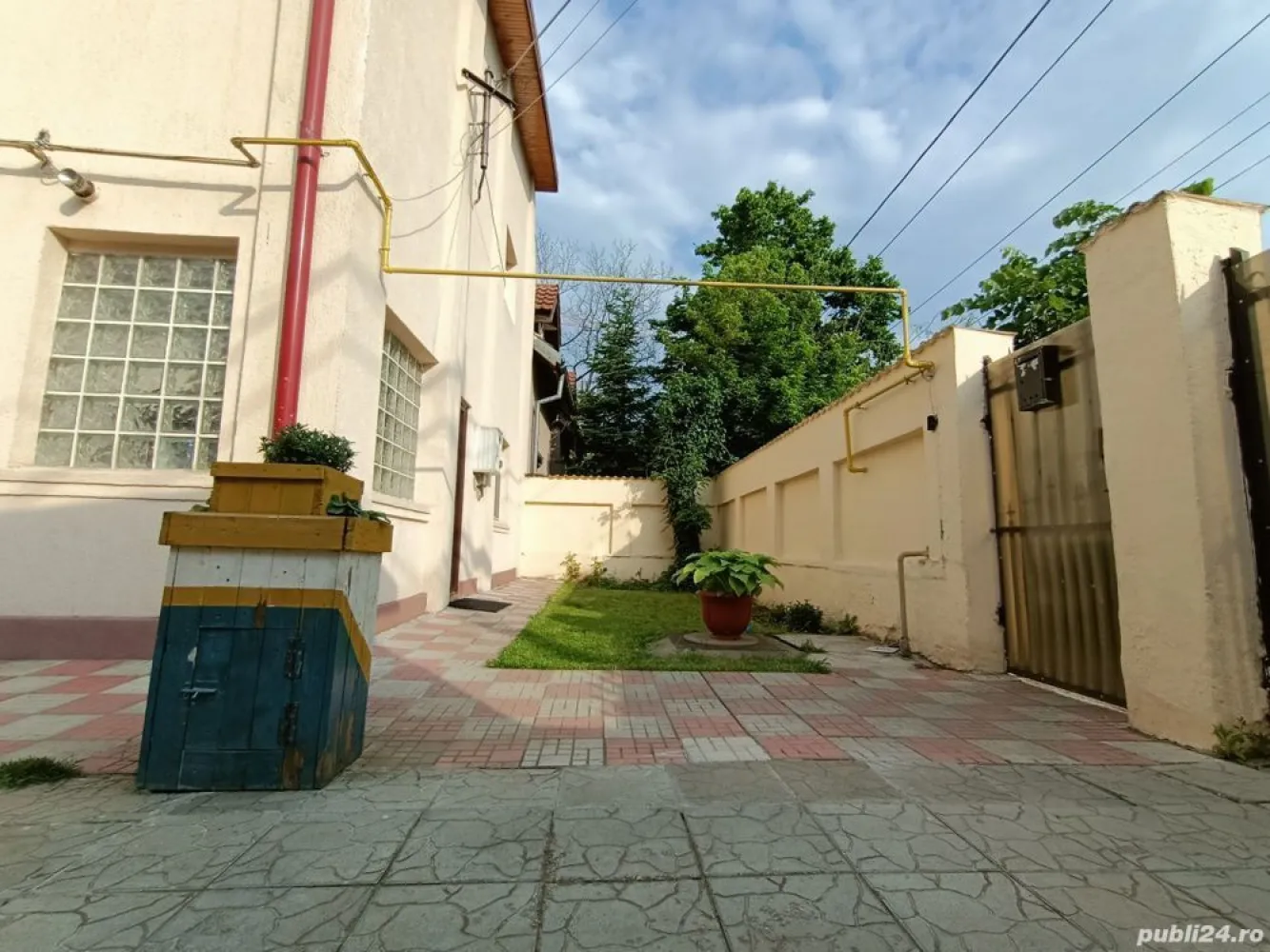 Casa 250mp 7 camere - Militari str. Orsova - Casa este construita in stil decomadat cu 7 camere, 2 bucatarii, 3 bai. Teren de 400mp cu deschidere 15m. Amprenta la sol este de 150mp + magazie de 30mp, 2-3 locuri de parcare. Toate utilitatile. Casa pretabila pentru locuit sau firma. aflata in zona rezidentiala. Distanta mica fata de scoli, mijloace de transport in comun, magazine, hypermarket-uri, Mall-uri. Pret usor negociabil.