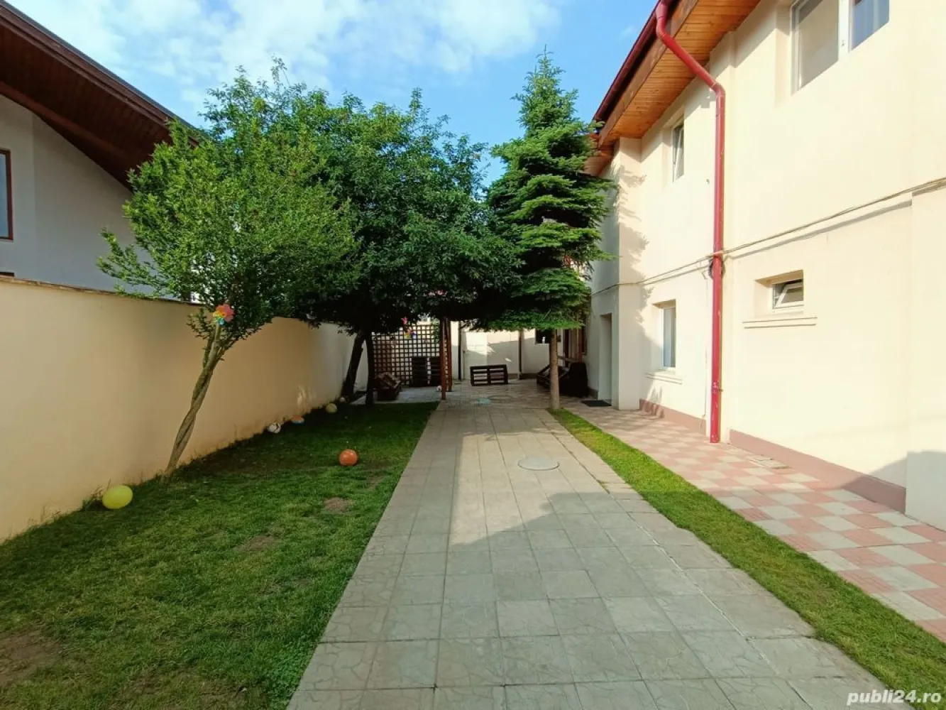 Casa 250mp 7 camere - Militari str. Orsova - Casa este construita in stil decomadat cu 7 camere, 2 bucatarii, 3 bai. Teren de 400mp cu deschidere 15m. Amprenta la sol este de 150mp + magazie de 30mp, 2-3 locuri de parcare. Toate utilitatile. Casa pretabila pentru locuit sau firma. aflata in zona rezidentiala. Distanta mica fata de scoli, mijloace de transport in comun, magazine, hypermarket-uri, Mall-uri. Pret usor negociabil.