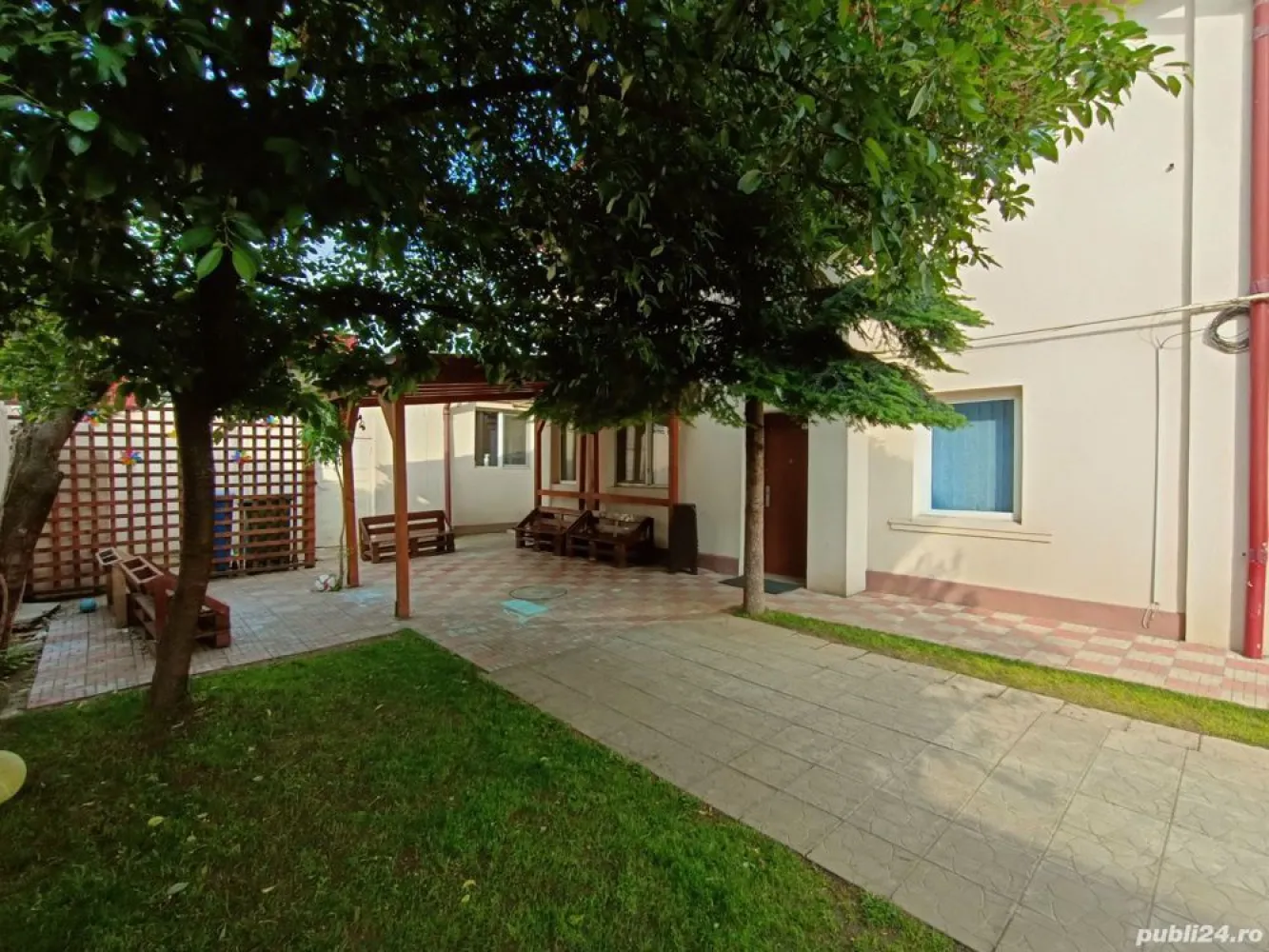 Casa 250mp 7 camere - Militari str. Orsova - Casa este construita in stil decomadat cu 7 camere, 2 bucatarii, 3 bai. Teren de 400mp cu deschidere 15m. Amprenta la sol este de 150mp + magazie de 30mp, 2-3 locuri de parcare. Toate utilitatile. Casa pretabila pentru locuit sau firma. aflata in zona rezidentiala. Distanta mica fata de scoli, mijloace de transport in comun, magazine, hypermarket-uri, Mall-uri. Pret usor negociabil.