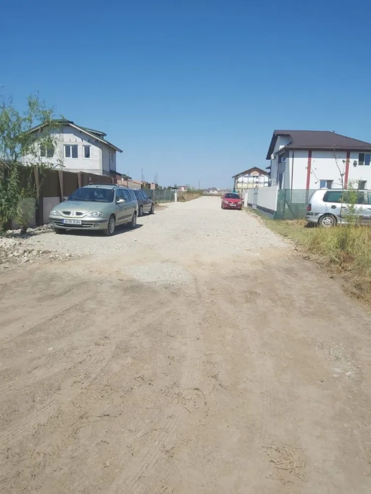 Teren intravilan Clinceni Str. Ortansei la 2 min de centura București - Poziție foarte bună, în 2 min ajungi pe Prelungirea Ghencea. Utilități la poartă, deschidere la stradă de 13.8m. Îngrădit laterale după cum se observă și-n poze. Necesită doar curățare de vegetație și îngrădire spate + poartă în față. Pentru cine cunoaște zona, aveți și poză cu locația. Dacă sunteți interesat și dispuneți de capital, fără să ne pierdem timpul, accept și negocierea prețului în limita bunului simț.