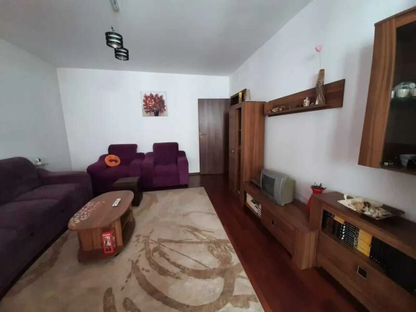 Vand apartament 3 camere, decomandat, Popesti-Leordeni - Vand apartament decomandat 3 camere , etaj 3 din 4, 71 mp. utili (84 mp cu balcoane) : 2 bai - geam aerisire, 2 balcoane inchise, mobiltat si utilat complet, centrala termica, 2 instalatii aer conditionat,la 8 minute mers pe jos de metrou Dimitrie Leonida. Apartamentul se afla in complex rezidential Metropolitan Residence prevazut cu acces privat, loc de joaca, foisoare. An constructie 2012. Fotografii reale. Disponibil imediat. Se accepta orice tip de credit.