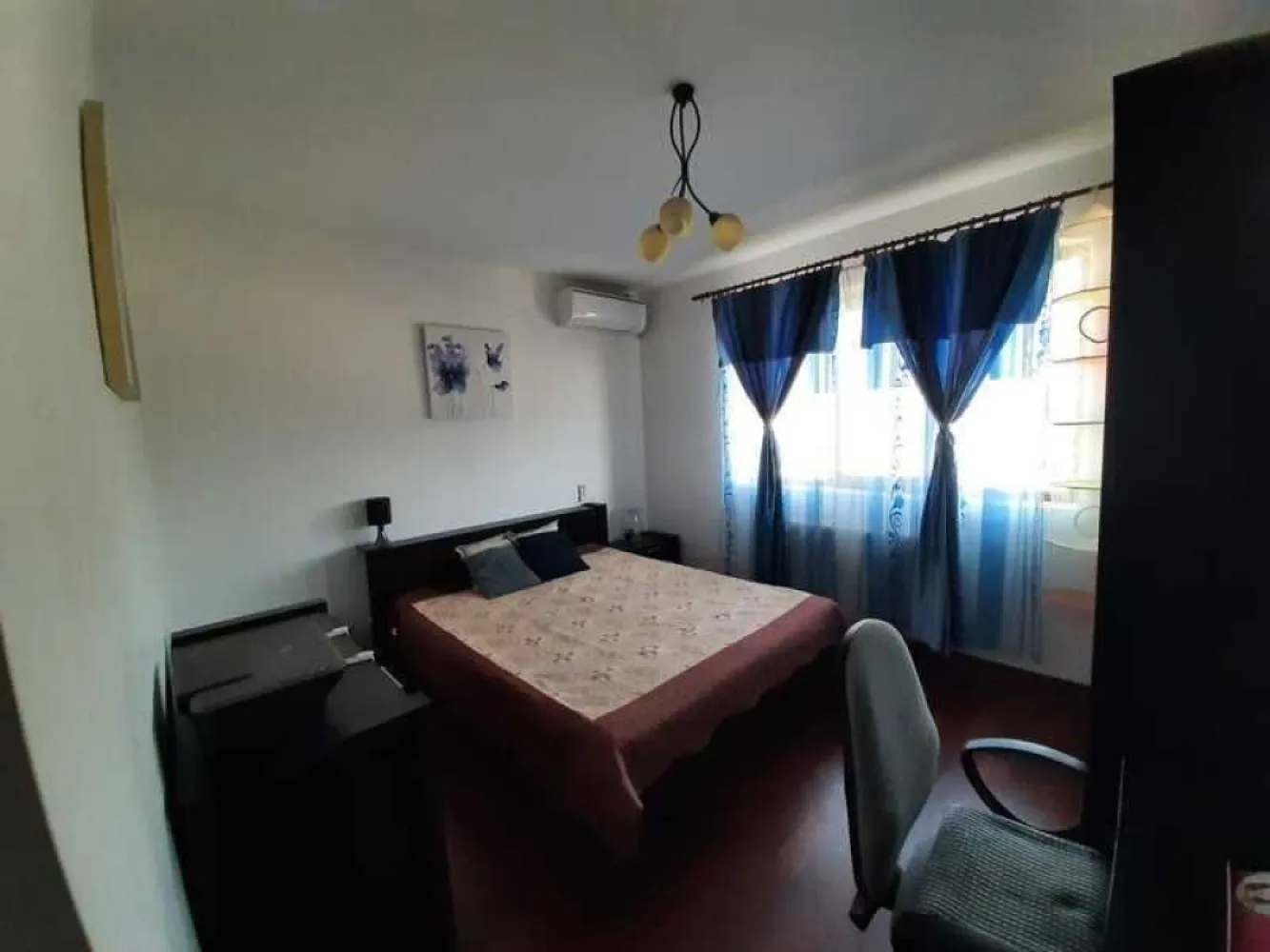 Vand apartament 3 camere, decomandat, Popesti-Leordeni - Vand apartament decomandat 3 camere , etaj 3 din 4, 71 mp. utili (84 mp cu balcoane) : 2 bai - geam aerisire, 2 balcoane inchise, mobiltat si utilat complet, centrala termica, 2 instalatii aer conditionat,la 8 minute mers pe jos de metrou Dimitrie Leonida. Apartamentul se afla in complex rezidential Metropolitan Residence prevazut cu acces privat, loc de joaca, foisoare. An constructie 2012. Fotografii reale. Disponibil imediat. Se accepta orice tip de credit.