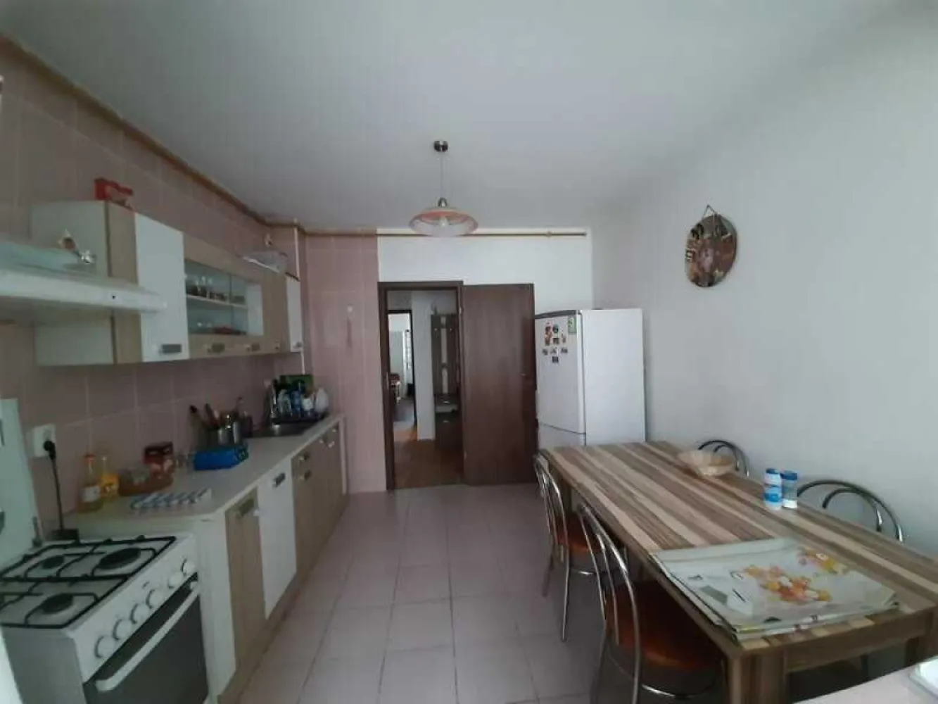 Vand apartament 3 camere, decomandat, Popesti-Leordeni - Vand apartament decomandat 3 camere , etaj 3 din 4, 71 mp. utili (84 mp cu balcoane) : 2 bai - geam aerisire, 2 balcoane inchise, mobiltat si utilat complet, centrala termica, 2 instalatii aer conditionat,la 8 minute mers pe jos de metrou Dimitrie Leonida. Apartamentul se afla in complex rezidential Metropolitan Residence prevazut cu acces privat, loc de joaca, foisoare. An constructie 2012. Fotografii reale. Disponibil imediat. Se accepta orice tip de credit.
