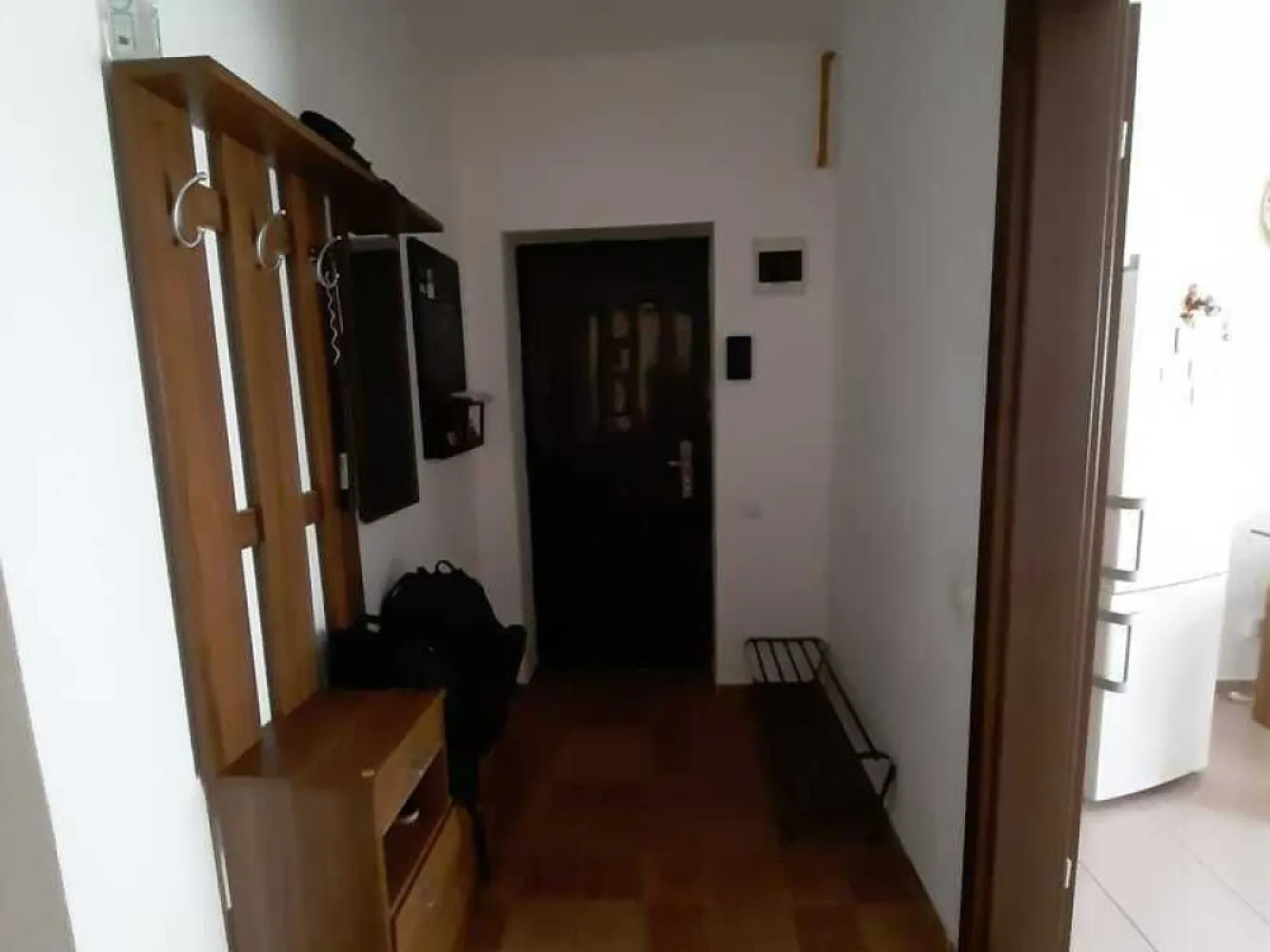 Vand apartament 3 camere, decomandat, Popesti-Leordeni - Vand apartament decomandat 3 camere , etaj 3 din 4, 71 mp. utili (84 mp cu balcoane) : 2 bai - geam aerisire, 2 balcoane inchise, mobiltat si utilat complet, centrala termica, 2 instalatii aer conditionat,la 8 minute mers pe jos de metrou Dimitrie Leonida. Apartamentul se afla in complex rezidential Metropolitan Residence prevazut cu acces privat, loc de joaca, foisoare. An constructie 2012. Fotografii reale. Disponibil imediat. Se accepta orice tip de credit.