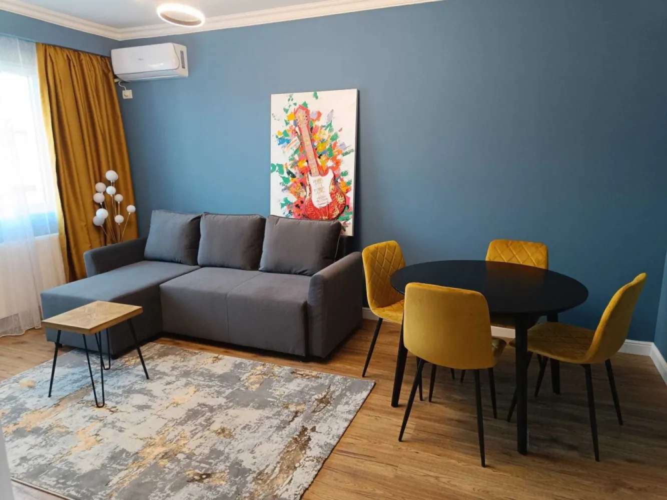 Apartament 2 camere Fundeni str Marului + Parcare Proprietar Bloc Nou - Închiriez apartamente două camere + balcon pe str.Mărului 4, Dobroești. Apartamentul este decomandat, bucatarie inchisa, complet mobilate si utilat ( mobilă dormitoare, mobilă bucătarie,aer conditionat, televizoare smart, masină de spalat, frigider,cuptor,plită pe gaz,masina spalat vase). Locuința se află la etajul 3. Suprafață aprox. 60 mp Prima inchiriere ! Un singur loc de parcare asigurat in complex. Se închiriază pe minim 1 an numai in baza unui contract încheiat între părti . Fara animale de companie ! Rog seriozitate.