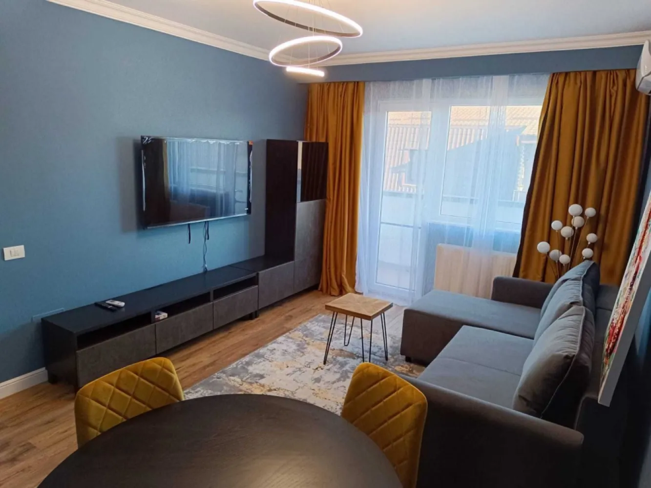 Apartament 2 camere Fundeni str Marului + Parcare Proprietar Bloc Nou - Închiriez apartamente două camere + balcon pe str.Mărului 4, Dobroești. Apartamentul este decomandat, bucatarie inchisa, complet mobilate si utilat ( mobilă dormitoare, mobilă bucătarie,aer conditionat, televizoare smart, masină de spalat, frigider,cuptor,plită pe gaz,masina spalat vase). Locuința se află la etajul 3. Suprafață aprox. 60 mp Prima inchiriere ! Un singur loc de parcare asigurat in complex. Se închiriază pe minim 1 an numai in baza unui contract încheiat între părti . Fara animale de companie ! Rog seriozitate.