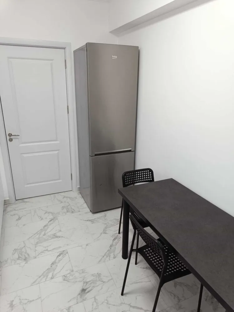 Apartament 2 camere Fundeni str Marului + Parcare Proprietar Bloc Nou - Închiriez apartamente două camere + balcon pe str.Mărului 4, Dobroești. Apartamentul este decomandat, bucatarie inchisa, complet mobilate si utilat ( mobilă dormitoare, mobilă bucătarie,aer conditionat, televizoare smart, masină de spalat, frigider,cuptor,plită pe gaz,masina spalat vase). Locuința se află la etajul 3. Suprafață aprox. 60 mp Prima inchiriere ! Un singur loc de parcare asigurat in complex. Se închiriază pe minim 1 an numai in baza unui contract încheiat între părti . Fara animale de companie ! Rog seriozitate.