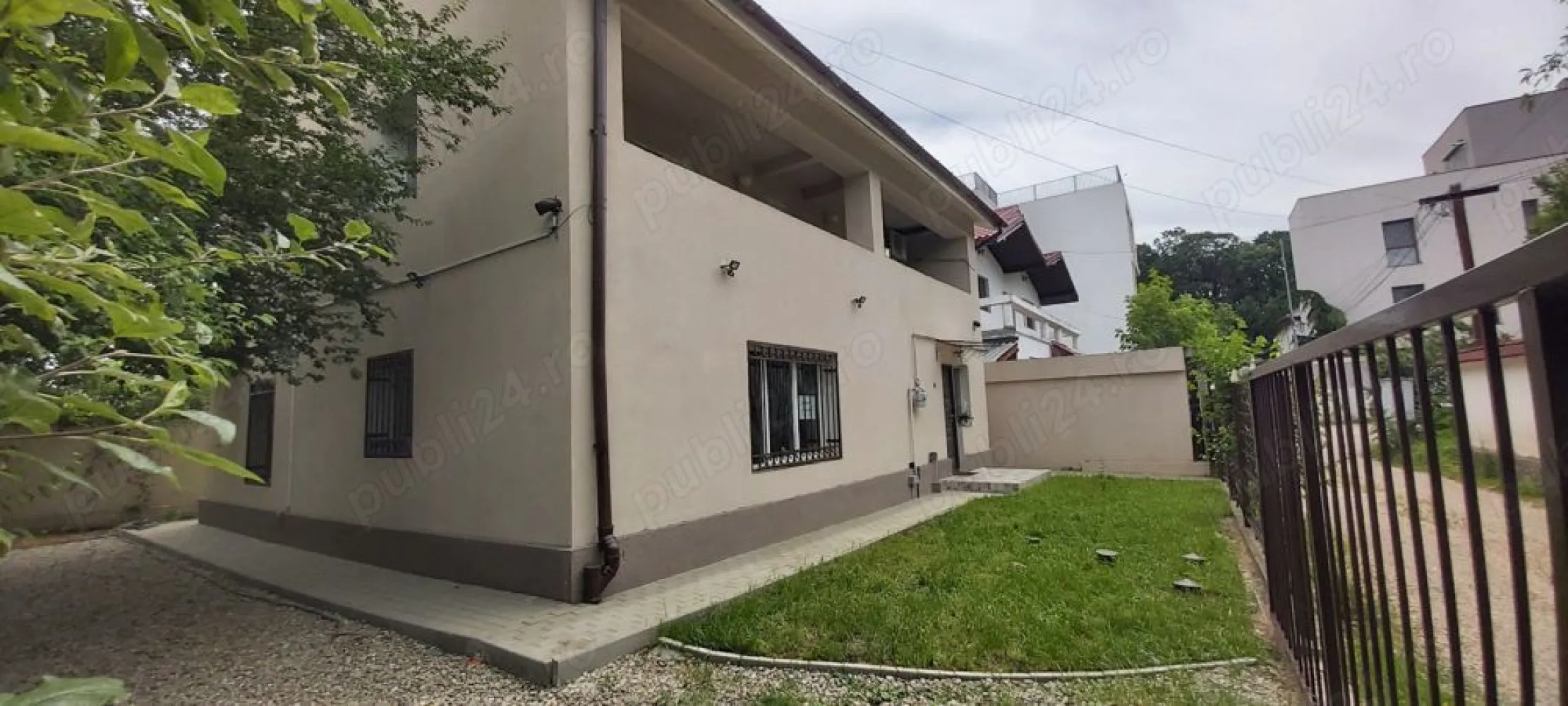 Vanzare casa Baneasa 0% comision - Vand casa Baneasa, sector 1- Aleea Teisani P+1+M ( an constructive 1998, pereti structurali din beton armat - constructie foarte rezistenta), suprafata 250 mp - curte 160 mp + talpa 90 mp. Izolata termic. Mobilata si utilata ( aer conditionat, centrala termica, masina de spalat vase etc). Eliberabila imediat. Parter=living+dining, bucatarie inchisa, camera intrare, baie cu dus. Etaj=open space (living); 3 dormitoare; 1 baie cu cada. Balcon generos. Totul decomandat. Fosa septica ecologica. Sistem supraveghere video. Mansarda=open space, cu ferestre normale, neamenajat ( poate fi loc de joaca sala de sport studio poate fi si impartita in camere, etc.) In curte se pot parca 3 autoturisme. Casa este pozitionata langa padure, max. 150 m si este ideala pentru iubitorii de natura, de animalute sau pentru amatorii de plimbari in liniste si aer curat. Se afla la 10 min de aeroport, mall Baneasa, Zoo Bucuresti, cartier Greenfield si alte puncta de interes specific zonei de Nord Bucuresti. Acces facil catre autostrada Bucuresti Ploiesti. La cerere pot furniza mai multe fotografii. Pret 355.000 euro. Accept credit bancar. Direct proprietar