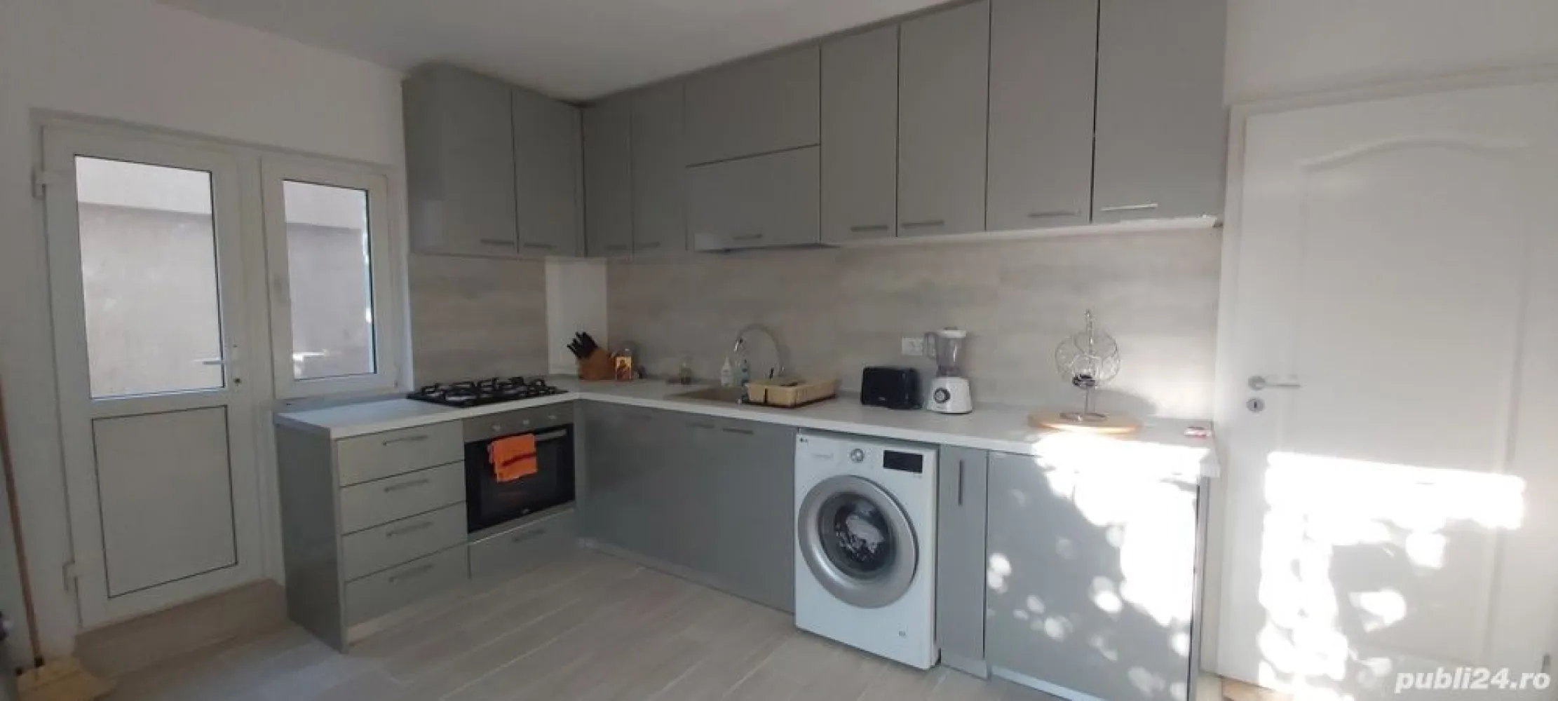 Vanzare casa Baneasa 0% comision - Vand casa Baneasa, sector 1- Aleea Teisani P+1+M ( an constructive 1998, pereti structurali din beton armat - constructie foarte rezistenta), suprafata 250 mp - curte 160 mp + talpa 90 mp. Izolata termic. Mobilata si utilata ( aer conditionat, centrala termica, masina de spalat vase etc). Eliberabila imediat. Parter=living+dining, bucatarie inchisa, camera intrare, baie cu dus. Etaj=open space (living); 3 dormitoare; 1 baie cu cada. Balcon generos. Totul decomandat. Fosa septica ecologica. Sistem supraveghere video. Mansarda=open space, cu ferestre normale, neamenajat ( poate fi loc de joaca sala de sport studio poate fi si impartita in camere, etc.) In curte se pot parca 3 autoturisme. Casa este pozitionata langa padure, max. 150 m si este ideala pentru iubitorii de natura, de animalute sau pentru amatorii de plimbari in liniste si aer curat. Se afla la 10 min de aeroport, mall Baneasa, Zoo Bucuresti, cartier Greenfield si alte puncta de interes specific zonei de Nord Bucuresti. Acces facil catre autostrada Bucuresti Ploiesti. La cerere pot furniza mai multe fotografii. Pret 355.000 euro. Accept credit bancar. Direct proprietar