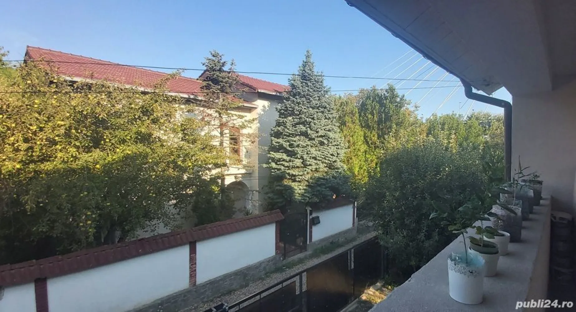 Vanzare casa Baneasa 0% comision - Vand casa Baneasa, sector 1- Aleea Teisani P+1+M ( an constructive 1998, pereti structurali din beton armat - constructie foarte rezistenta), suprafata 250 mp - curte 160 mp + talpa 90 mp. Izolata termic. Mobilata si utilata ( aer conditionat, centrala termica, masina de spalat vase etc). Eliberabila imediat. Parter=living+dining, bucatarie inchisa, camera intrare, baie cu dus. Etaj=open space (living); 3 dormitoare; 1 baie cu cada. Balcon generos. Totul decomandat. Fosa septica ecologica. Sistem supraveghere video. Mansarda=open space, cu ferestre normale, neamenajat ( poate fi loc de joaca sala de sport studio poate fi si impartita in camere, etc.) In curte se pot parca 3 autoturisme. Casa este pozitionata langa padure, max. 150 m si este ideala pentru iubitorii de natura, de animalute sau pentru amatorii de plimbari in liniste si aer curat. Se afla la 10 min de aeroport, mall Baneasa, Zoo Bucuresti, cartier Greenfield si alte puncta de interes specific zonei de Nord Bucuresti. Acces facil catre autostrada Bucuresti Ploiesti. La cerere pot furniza mai multe fotografii. Pret 355.000 euro. Accept credit bancar. Direct proprietar