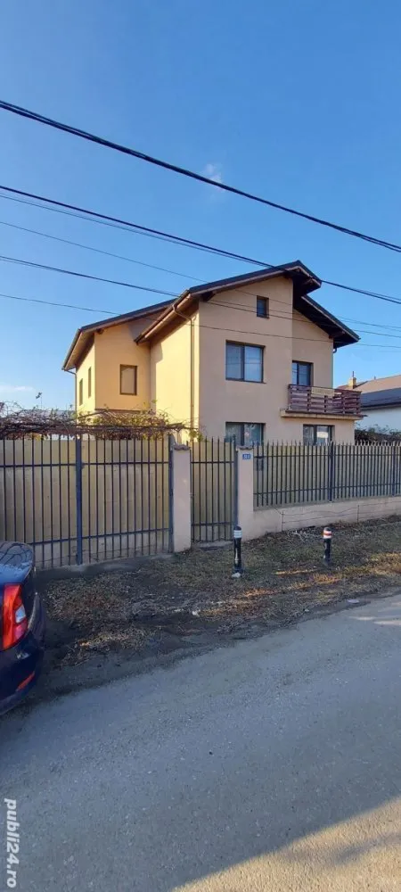 Casa comuna Berceni - Proprietar, Vând casă în comuna Berceni, județul Ilfov, living- 35mp, 4 dormitoare, 3 bai(2 utilate), bucătărie 14mp, dresing, spațiu de depozitare, beci (pivnită) cu puț în interior, curent trifazic, stabilizator, apă curentă, gaze, fosă septica ecologica, suprafață utila 302 mp, curte 400 mp, mansardă locuibila, izolată. Izolație cu polistiren grafitat de 10 cm. Tavane și pereți cu tencuială(NU RIGIPS). S+P+E+M. Strada asfaltată. Preț 162.000 euro negociabil sau schimb cu apartamente, garsoniere (1+diferența sau 2). Dețin acte.