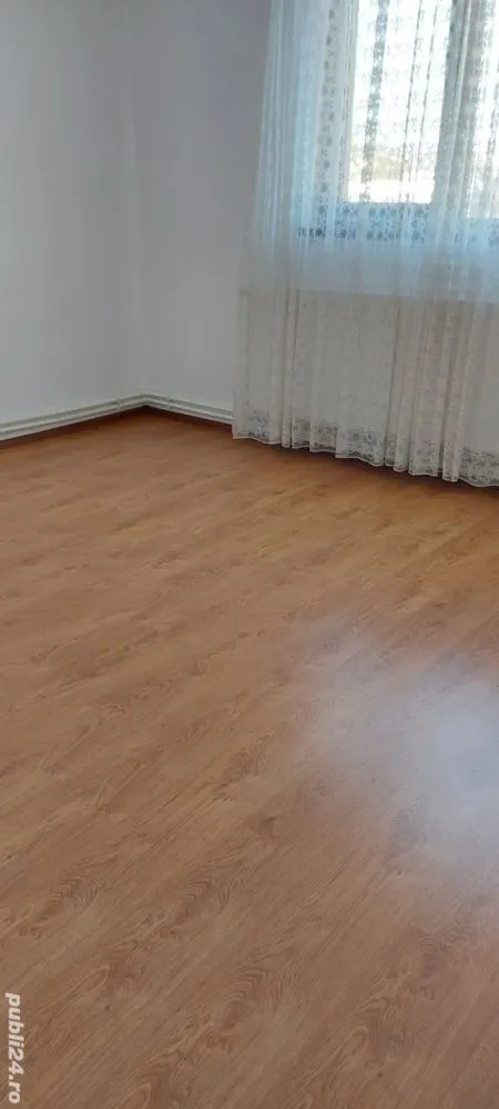Casa comuna Berceni - Proprietar, Vând casă în comuna Berceni, județul Ilfov, living- 35mp, 4 dormitoare, 3 bai(2 utilate), bucătărie 14mp, dresing, spațiu de depozitare, beci (pivnită) cu puț în interior, curent trifazic, stabilizator, apă curentă, gaze, fosă septica ecologica, suprafață utila 302 mp, curte 400 mp, mansardă locuibila, izolată. Izolație cu polistiren grafitat de 10 cm. Tavane și pereți cu tencuială(NU RIGIPS). S+P+E+M. Strada asfaltată. Preț 162.000 euro negociabil sau schimb cu apartamente, garsoniere (1+diferența sau 2). Dețin acte.