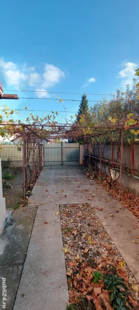 Casa comuna Berceni - Proprietar, Vând casă în comuna Berceni, județul Ilfov, living- 35mp, 4 dormitoare, 3 bai(2 utilate), bucătărie 14mp, dresing, spațiu de depozitare, beci (pivnită) cu puț în interior, curent trifazic, stabilizator, apă curentă, gaze, fosă septica ecologica, suprafață utila 302 mp, curte 400 mp, mansardă locuibila, izolată. Izolație cu polistiren grafitat de 10 cm. Tavane și pereți cu tencuială(NU RIGIPS). S+P+E+M. Strada asfaltată. Preț 162.000 euro negociabil sau schimb cu apartamente, garsoniere (1+diferența sau 2). Dețin acte.