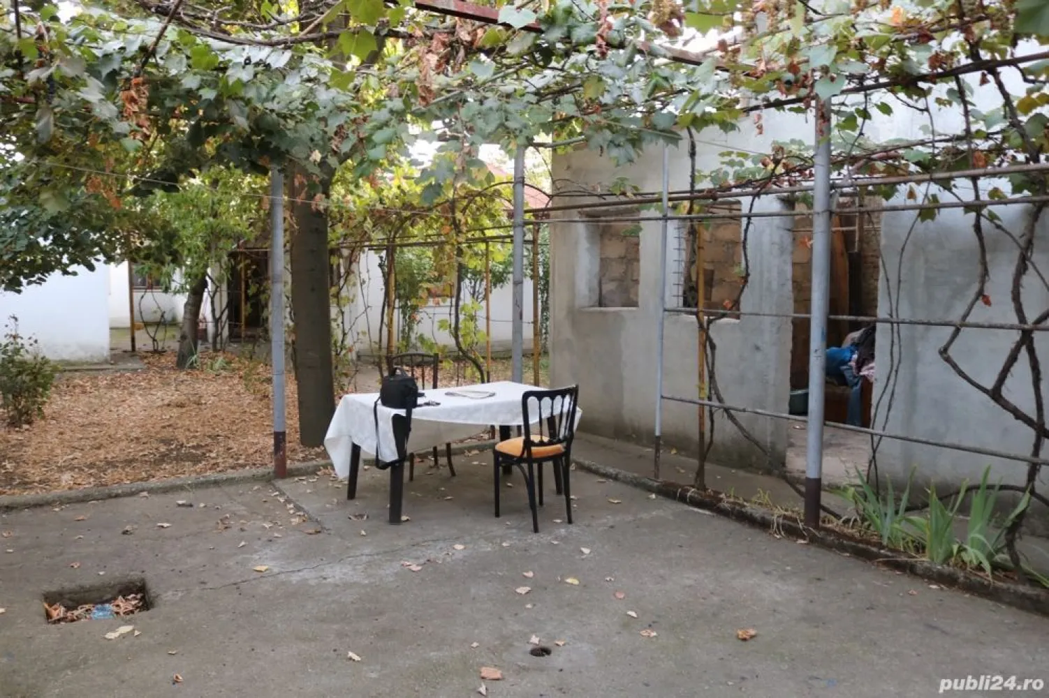 Vand casă cu teren. - URGENT !!! Vând casă cu teren de 345 mp ,pe Stada Neajlovului ,Nr 66 ,Sect 1 Bucureşti, PROPRIETAR, deschiderea imobilului față( Stradal) lățime 11,81mp ,spate 11,27mp, lungime 29,68 mp .Locuință în formă de U,casa are 4 camere,2 bai ,un Grup Sanitar şi o constructie de casă Garaj cu etaj neterminat. C1+C2+C3 Hol-12,6 mp ,1) Cameră-15,8 mp, 2) Cameră-18 mp, 3) Cameră-14,5 mp, 1) Baie 6,1 mp, Bucătărie -13 mp; 4) Cameră-10,7 mp, 2) Baie-4,2 mp, Grup Sanitar-2,2mp . C4 O construcție de casă cu etaj Garaj Suprafața - 48 mp.Neterminată Utilitati = gaze ,curent ,canalizare,tv și internet .Cadastru și Intabulare la zi. Pret pe mp 609 E . NEGOCIABIL
