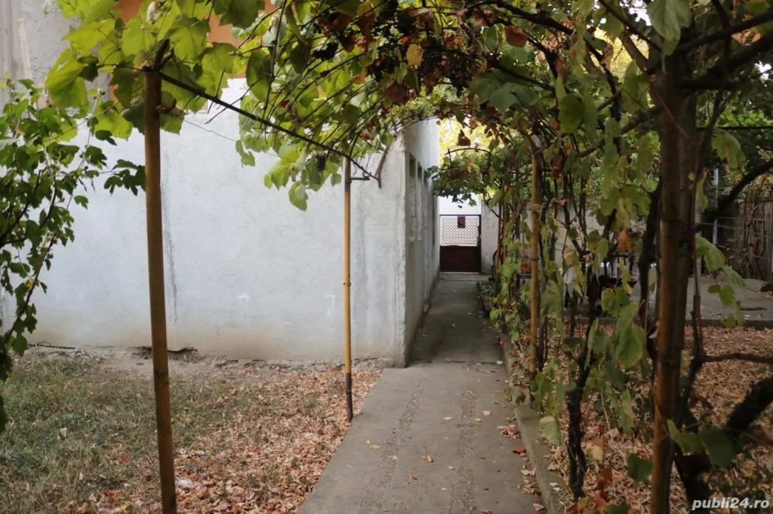 Vand casă cu teren. - URGENT !!! Vând casă cu teren de 345 mp ,pe Stada Neajlovului ,Nr 66 ,Sect 1 Bucureşti, PROPRIETAR, deschiderea imobilului față( Stradal) lățime 11,81mp ,spate 11,27mp, lungime 29,68 mp .Locuință în formă de U,casa are 4 camere,2 bai ,un Grup Sanitar şi o constructie de casă Garaj cu etaj neterminat. C1+C2+C3 Hol-12,6 mp ,1) Cameră-15,8 mp, 2) Cameră-18 mp, 3) Cameră-14,5 mp, 1) Baie 6,1 mp, Bucătărie -13 mp; 4) Cameră-10,7 mp, 2) Baie-4,2 mp, Grup Sanitar-2,2mp . C4 O construcție de casă cu etaj Garaj Suprafața - 48 mp.Neterminată Utilitati = gaze ,curent ,canalizare,tv și internet .Cadastru și Intabulare la zi. Pret pe mp 609 E . NEGOCIABIL