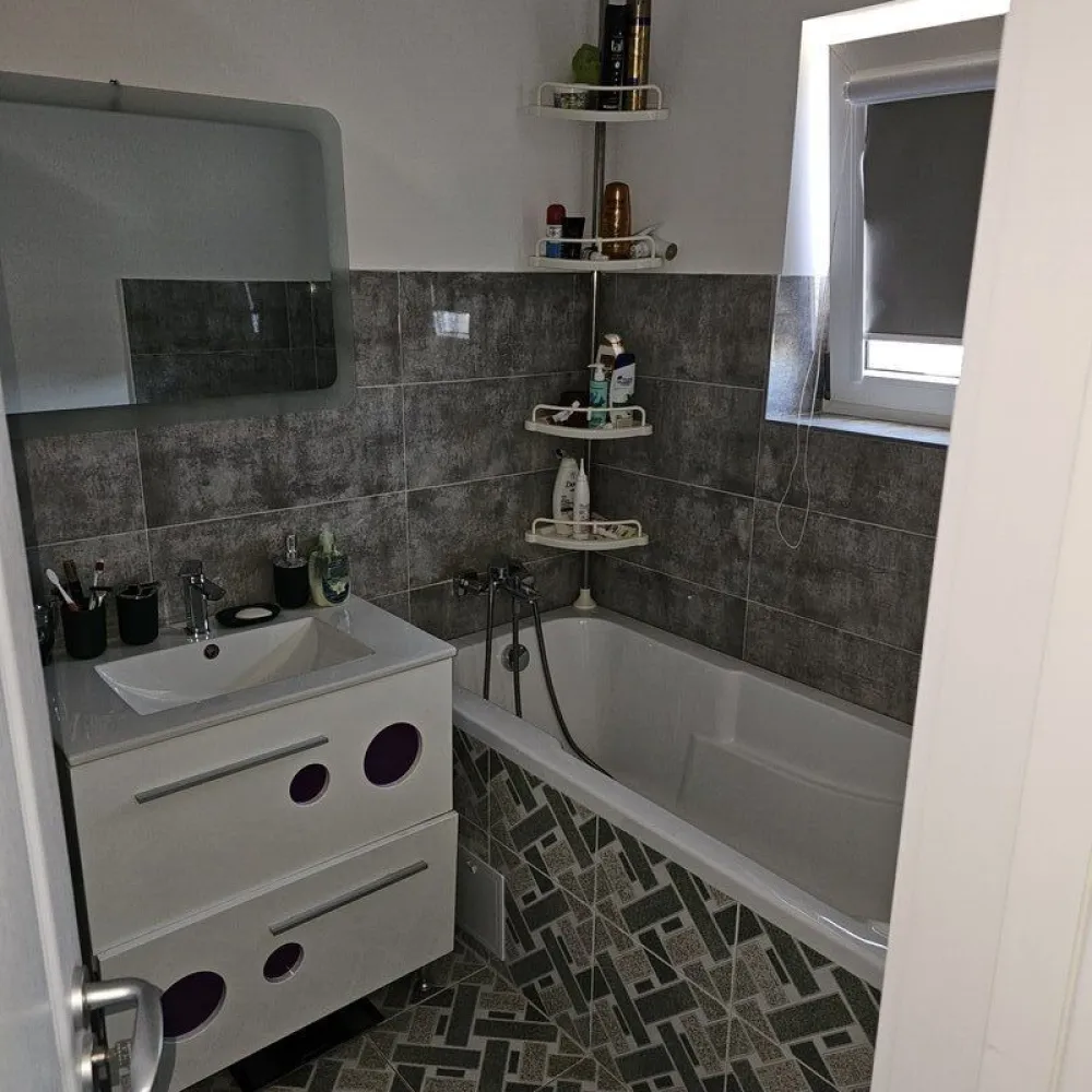 Sector 3, Bucuresti - vila Ozana-Th. Pallady, P+1+pod, la cheie, Vila P+1+pod, 4 camere, 3 bai, living cu bucatarie open space, terasa, 2 locuri de parcare in fata casei. Incalzire in pardoseala, aer conditionat. Se vinde utilata si mobilata complet. Acces la 2 strazi, prin porti automate. Nu ofer exclusivitate la o anume agentie imobiliara