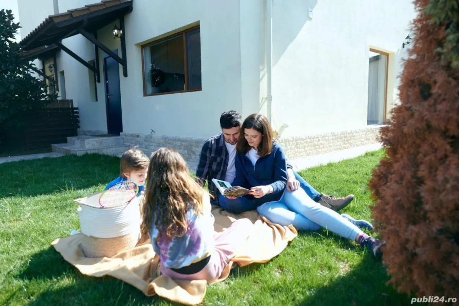 Comunitate exclusivă | 35 min. până la Unirii! [Lângă pădure] | DEZVOLTATOR - Așezat în liniștea periferiei zonei metropolitane a Bucurestiului, Green City oferă o experiență de trai extraordinara pe terenurile istorice ale fostului domeniu regal al Reginei Maria. Poziționat în apropierea răului Argeș și înconjurat de 120 hectare de pădure, comunitatea noastră promite un stil de viață liniștit, cu mult aer curat, nu departe de inima vibrantă a Bucureștiului. Copiii se plimbă și se joacă pe străzi, comunitatea cu peste 2.000 de locuitori fiind una închegată și solidară. Totul are un aer occidental. Acces facil: - 35 de minute de Piața Unirii - 20 de minute de Eroii Revoluției - 15 minute de Dedeman. Apropiere de servicii esențiale și cumpărături: + Lidl la 2 km + Profi la 1,5 km Alăturați-vă unei comunități vibrante în complexul nostru cu 700 de case (630 de locuințe deja locuite). Printre vecinii dumneavoastră veți găsi: + Executivi, + Avocați, + Antreprenori, + Medici, + Personal guvernamental, + si Profesori, creând un țesut social bogat și dinamic pe care îl întâlniți în evenimentele sociale bine planificate ale comunității noastre. Vino să te convingi singur că poți lăsa Bucureștiul, aglomerația, agitația, stresul, poluarea în trecut și să te bucuri de aer curat, de familie și de fiecare clipă petrecută cu cei dragi! Rezumat: + Comunitate exclusivă + 120 de hectare de pădure și spații verzi + Cartier liniștit și relaxant + Aer curat + P + 1 cu 4 camere si 3 băi (118 mp) + Case moderne și spațioase + Finisaje PREMIUM + 2 locuri parcare Pretul nu include TVA. Programează o vizionare! Telefon: