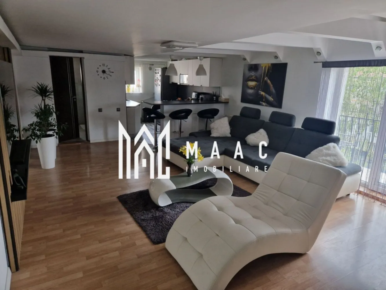 Apartament 4 camere | 85MPU | Balcon | Calea Cisnadiei - MAAC Imobiliare vă propune spre vânzare un apartament tip penthouse cu 4 camere, situat pe Calea Cisnădiei, Sibiu – o proprietate modernă, complet renovată și pregătită pentru locuire imediată. Detalii apartament: Suprafață utilă: 85 mp Compartimentare practică: Parter Living spațios cu bucătărie open space Dormitor pentru oaspeți Baie cu cabină de duș Balcon cu priveliște către Calea Cisnădiei și zonă verde Etaj Dormitor matrimonial Cameră copil Baie de serviciu Pod pentru depozitare Finisaje și dotări: Apartament complet renovat acum 2 ani (instalații sanitare și electrice, tencuieli, tâmplărie, gresie, faianță, parchet, uși noi) Se vinde complet mobilat și utilat conform fotografiilor Electrocasnice moderne incluse: smart TV, aer condiționat, frigider, mașină de spălat vase, cuptor, aragaz, centrală pe gaz (leasing E.ON), mașină de spălat rufe Izolație exterioară din polistiren și interioară din vată minerală Pentru mai multe detalii sau pentru a programa o vizionare, vă rugăm să ne contactați. Specificați ID-ul CP2716833. }}