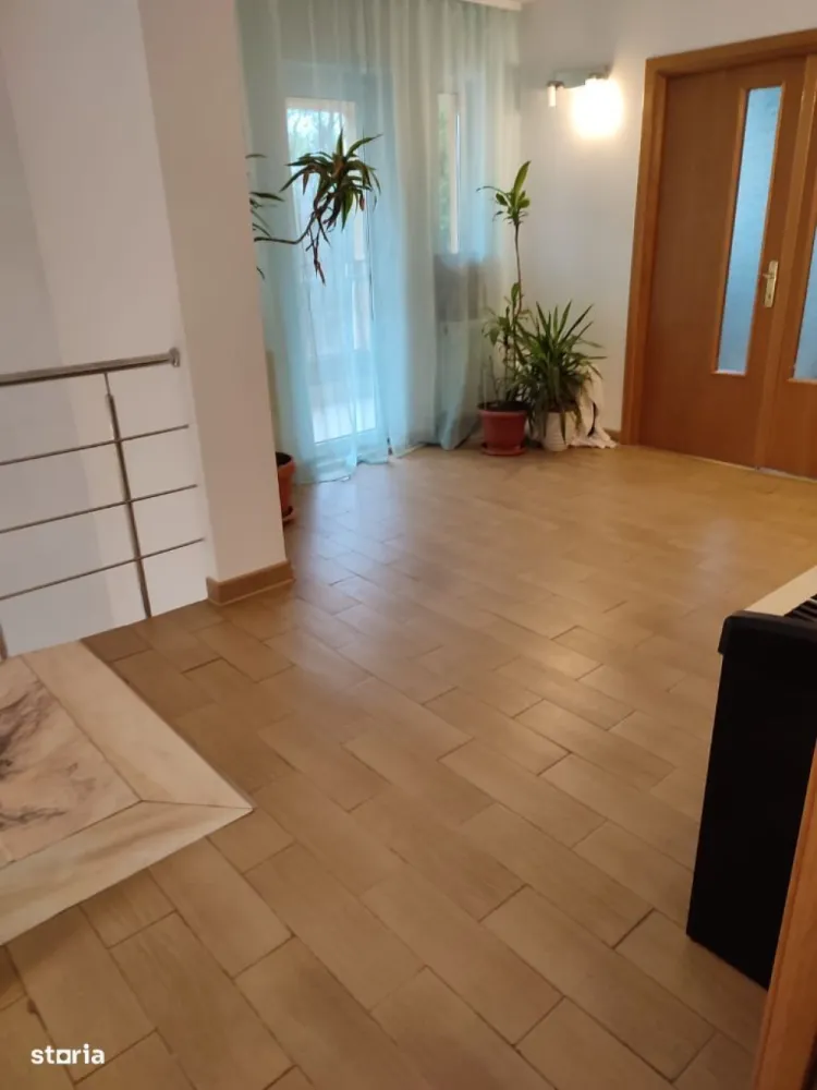 Proprietar vând vila P+E+M