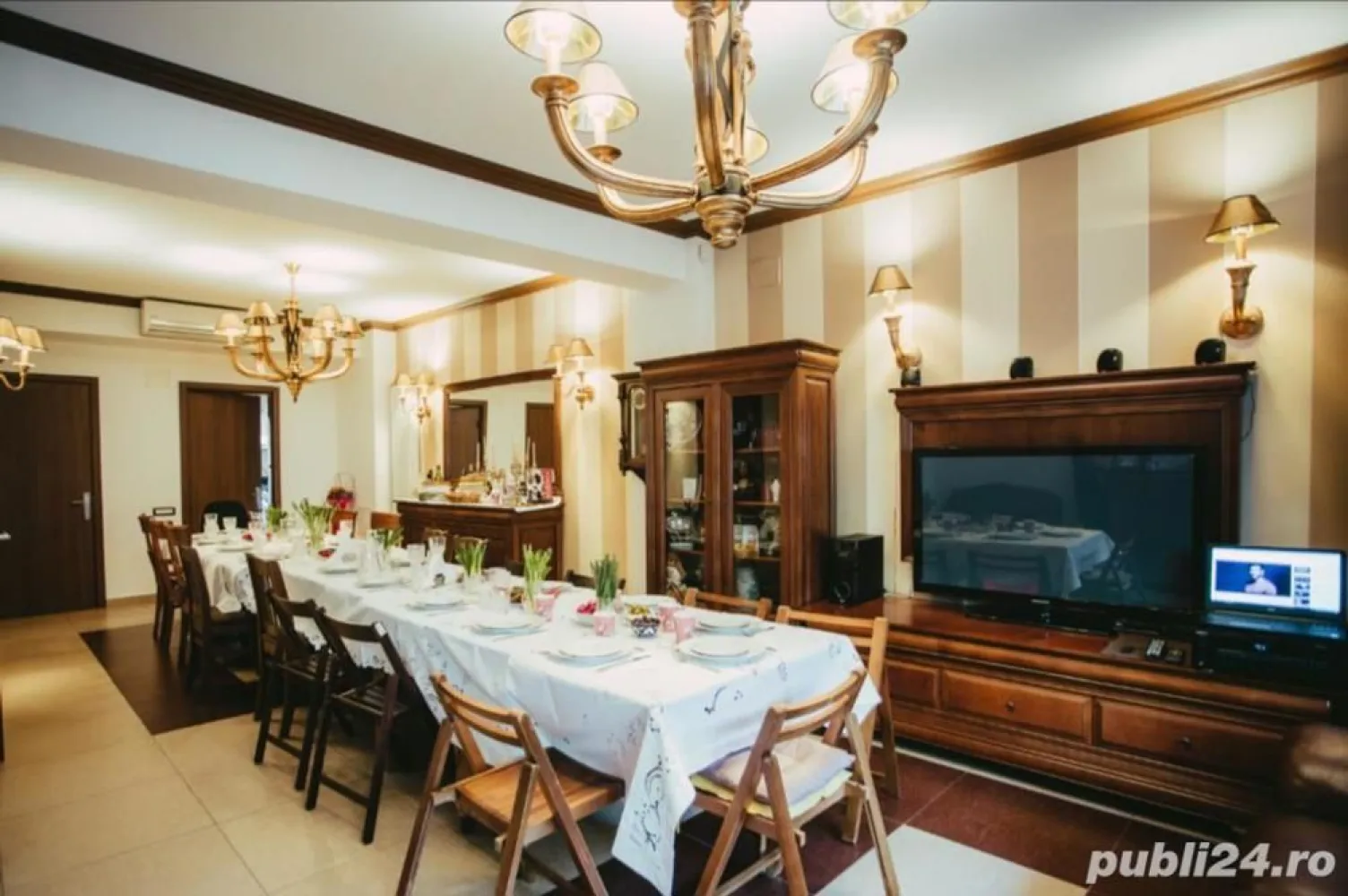 Proprietar vând Duplex în București sector 3, mobilat și utilat complet, cartier exclusiv de case - Proprietar vând Duplex în București sector 3, mobilat și utilat complet, situat într-un cartier compus exclusiv de case (unele construite recent, alte mai vechi), însă într-o zonă liniștită, pe o stradă cu puțin trafic auto, aproape de Parcul Pantelimon din Șoseaua Gării Cațelu - Cartierul 23 August (P+1+M 219 mp construiti 187 mp utili) Preț 289900 euro. Ești în cautarea unei case mult mai spațioase, gata sa te muți în ea, fiind deja mobilată și utilată ? Vei beneficia de o suprafață căreia îi vei da întrebuințare la alte standarde decât unui simplu apartament mare dintr-un bloc, fie el și unul nou. Referințe despre imobil: - a fost construit în intervalul 2009-2010 și dat în folosință la începutul anului 2011; - suprafața desfasurata este 219 mp (P+1+M) + pod circulabil 30mp, 125 mp teren, amprenta casa 73 mp + 52 curte (25 mp în partea din față și 27 mp în spate); - imobilul este decomandat și are suprafața utilă de 187 mp având următoarea componență: 4 dormitoare mari (19-20mp), 1 living cu zonă de dining (37mp), 1 bucatarie (11 mp), 3 băi (1 grup sanitar 3mp la parter, 1 baie de 6mp care are cabină de duș la etaj și 1 baie de 5mp cu cadă la mansardă); - structura este din beton cu caramidă, înălțimea de la parter este de 3m, iar etajul si mansarda 2,75m; -tâmplăria și geamurile de termopan sunt premium de culoare alb, cu obloane în culoarea stejarului; - ușa metalică de la intrare are luminator deasupra și grilaj, gamă premium, de culoarea lemnului de stejar, brand Maco-model Nobila L+; - atât fațada (la parter integral și la etaje parțial), cât și zidurile gardului sunt placate cu gresie de exterior tip piatră; - curtea este pavată cu gresie tip piatră; - acoperiș tiglă metalică; - vopsea exterioră decorativă premium, foarte bine întreținută; - dispune de centrală termică pe gaz, înlocuită în anul 2023, brand Immergas, model Victrix Tera 32; - generator electric diesel cu pornire automata, montat în curtea din față; - corpuri de iluminat exterioare pe fațadă și garduri; - două copertine actionate electric la gradina din fața și cea din spate; - dispune de aparate de aer condiționat în fiecare cameră, inclusiv în bucatarie; - uși premium, parchet stratificat, gresie plăci mari, faianță porțelantă, obiecte sanitare, prize și întrerupătoare modulare Gewiss; - sistem de supraveghere video, alarmă, videointerfon pe fiecare etaj, poartă cu telecomandă; - mobiler din lemn masiv, brand Mobexpert, gamă Louis Philippe; - canapele și fotolii piele naturală maro închis brand Mobexpert; - covoare, perdele, galerii, tapet achiziționate din Mobexpert; - bucătărie pe comanda din lemn masiv, utilată cu aparatură Franke si Electrolux; - lustre si corpuri de iluminat marca Eglo; - mobiler de gradină Mobexpert; Planul casei: Parter - hol acces, bucătărie, living+dining, wc de serviciu, camară, casa scarii; Etaj - 2 dormitoare (fiecare cu balcon) + o baie cu cabină de duș + un dressing; Mansarda - 2 dormitoare, cel de la stradă are terasă închisă în sticlă cu uși glisante și cu mobilier de gradină, iar cel de pe spate are balcon + o baie cu cadă Podul - are mobilier, chiuvetă, calorifer, fereastra Velux Puncte de reper: Cartier 23 August Șoseaua Gării Cațelu Dedeman Pantelimon Lacul Pantelimon Parcul Pantelimon Hala Laminor Republica, P-ța 23 August, Carrefour Pantelimon (fost Cora), Mobexpert Pantelimon, Brico Depot, Rams Business Center, Școli de stat nr. 78, nr. 67, nr. 47, Grădinița de stat nr.187, Școala privată ISB - International School of Buchares Kaufland și Lidl din B-dul Basarabia, acces rapid pe str.Drumul Intre Tarlale catre Titanul Nou B-dul Pallady, Școala privată ICHB ( Liceul International de Informatica Bucuresti) foarte aproape de ieșirea spre: Autostrada Soarelui orașul Pantelimon Cernica Brănești, cât și către Centura Bucureștiului. Mijloace de transport public în proximitate: - Metrou Magistrala M1 stația Pantelimon sau Republica - Autobuze 246 și 103 Duplex-ul este pretabil atât ca locuință familială, cât și ca sediu pentru firmă,  putându-se transforma cu ușurinta în grădiniță, after school, cabinet medical, cabinet notarial de avocatură, birou de arhitectură sau ca și investiție imobiliară care poate fi ulterior închiriată. Prețul este 289900 euro, ușor negociabil. Este un preț rezultat ca urmare a unei analize de specialitate avându-se în vedere prețul terenului în zona de referință, costul manoperei și a materialelor de construcție, a îmbunătățirilor de care dispune, cât și a tarifelor practicate pe piața imobiliară în cazuri similare pe o distanță rezonabilă ca proximitate. De preferat ar fi să fiu contactat direct de cumparator. Uităte-te și la poze! Iar dacă vrei o schimbare și iți place CONTACTEAZA-NE!
