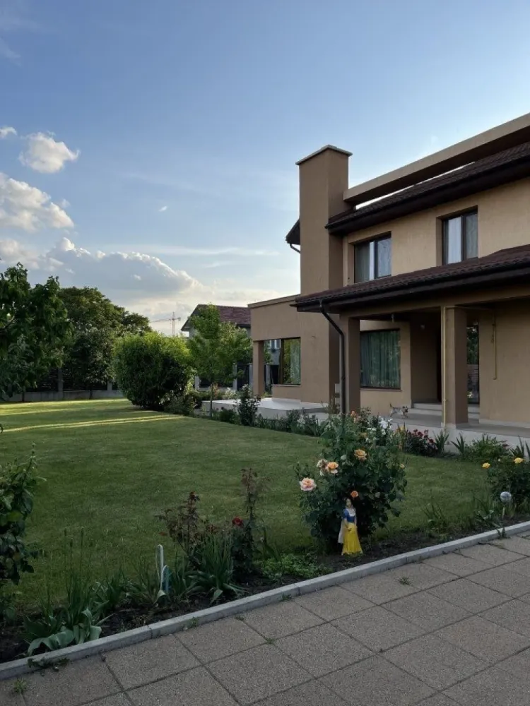 Casa /vila de vanzare - Militari zona Păcii - Proprietar, ofer spre vânzare casa cu teren de 900 mp in sectorul 6. Zona Păcii, str Drumul Bacriului. Aflată într o zona liniştita, casa are acces la doua străzi linistite. Fiind finalizată in 2010. Este dispusă pe doua niveluri, parter, etaj, plus pod care este utilizat ca spaţiu depozitare. Descoper? aceast? superb? vil? cu un design mediteranean, situat? in zona OMV Pacii Militari. Cu o arhitectura impresionant? aceast? proprietate îti ofer? tot confortul si spatiul de care ai nevoie. Construcţia este modern -mediteraneeana, cu o suprafaţa utila de 250 mp, 360 mp construiţi. Amprenta casei cu terase este de aprox 210 mp. La parterul vilei vei gasi un living spatios de 32 mp, o bucatarie generoasa de 16.5 mp, o zona de dining de 13 mp si un dormitor primitor de 17 mp. Holul de 29 mp adaug un aer deschis si îti permite s? te bucuri de fiecare încapere fara a fi nevoie de becuri aprinse pe timpul zilei. De asemenea, beneficiezi de un garaj pentru o masina de 19 mp si trei terase cu suprafete de 10 mp, 37 mp si 28 mp, unde poti petrece momente de relaxare si bucura de aerul proaspât. La etaj, vila îti ofer? o teras? superb de 29 mp, perfect pentru momente de odin? si contemplare. Trei dormitoare elegante Îti întâmpin? cu caldur?, dintre care unul matrimonial cu dressing de 10 mp si baie proprie de 14.6 mp. Celelalte doua dormitoare de 16.5 mp sunt deservite de o baie de 6.3 mp. Detalii la telefon . Zona Drumul Bacriului, militari. Dispune de toate utilităţile. Nu doresc colaborarea cu agenţii imobiliare.