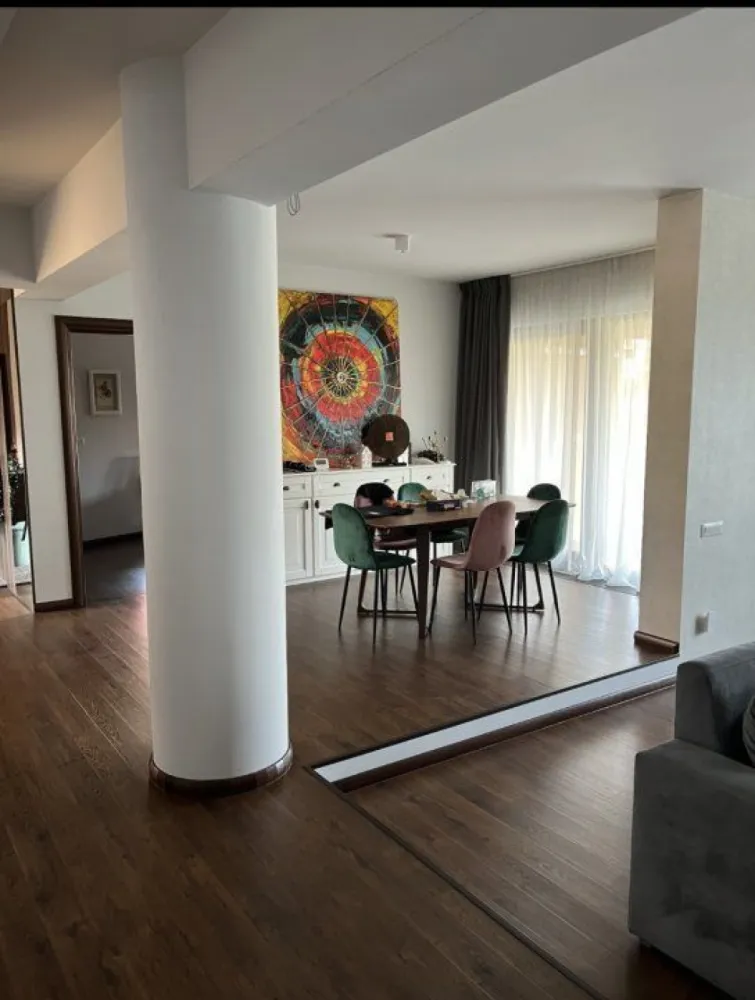 Casa /vila de vanzare - Militari zona Păcii - Proprietar, ofer spre vânzare casa cu teren de 900 mp in sectorul 6. Zona Păcii, str Drumul Bacriului. Aflată într o zona liniştita, casa are acces la doua străzi linistite. Fiind finalizată in 2010. Este dispusă pe doua niveluri, parter, etaj, plus pod care este utilizat ca spaţiu depozitare. Descoper? aceast? superb? vil? cu un design mediteranean, situat? in zona OMV Pacii Militari. Cu o arhitectura impresionant? aceast? proprietate îti ofer? tot confortul si spatiul de care ai nevoie. Construcţia este modern -mediteraneeana, cu o suprafaţa utila de 250 mp, 360 mp construiţi. Amprenta casei cu terase este de aprox 210 mp. La parterul vilei vei gasi un living spatios de 32 mp, o bucatarie generoasa de 16.5 mp, o zona de dining de 13 mp si un dormitor primitor de 17 mp. Holul de 29 mp adaug un aer deschis si îti permite s? te bucuri de fiecare încapere fara a fi nevoie de becuri aprinse pe timpul zilei. De asemenea, beneficiezi de un garaj pentru o masina de 19 mp si trei terase cu suprafete de 10 mp, 37 mp si 28 mp, unde poti petrece momente de relaxare si bucura de aerul proaspât. La etaj, vila îti ofer? o teras? superb de 29 mp, perfect pentru momente de odin? si contemplare. Trei dormitoare elegante Îti întâmpin? cu caldur?, dintre care unul matrimonial cu dressing de 10 mp si baie proprie de 14.6 mp. Celelalte doua dormitoare de 16.5 mp sunt deservite de o baie de 6.3 mp. Detalii la telefon . Zona Drumul Bacriului, militari. Dispune de toate utilităţile. Nu doresc colaborarea cu agenţii imobiliare.
