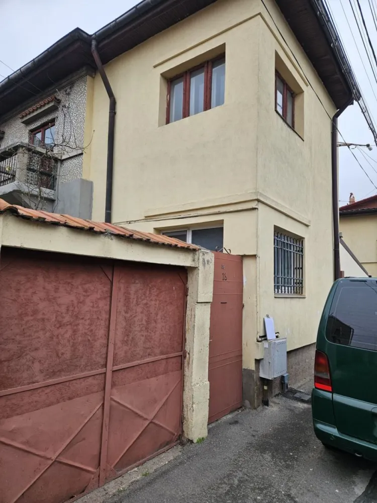 Vila S+P+E+M langa hotel Marriott - Intre hotel Marriott si piata Cosbuc Str. Cenad Proprietar NU colaborez cu agentii, agenti, consultanti, site uri imobiliare Singur in curte 110mp amprenta casei( aprox 250mp suprafata utila) 12 incaperi Racordata la toate utilitatile Acte clare Vanzare -Cumparare 2007 Constructie 1940 Teren 207 proprietate Locuri parcare in curte 2 Nu are probleme de structura Pret.usor discutabil Accept credit , daca este pre-aprobat. Va rog fara mesaje ai fara schimburi.