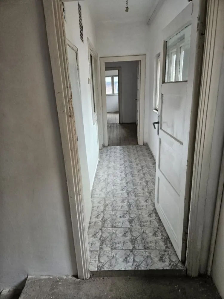 Vila S+P+E+M langa hotel Marriott - Intre hotel Marriott si piata Cosbuc Str. Cenad Proprietar NU colaborez cu agentii, agenti, consultanti, site uri imobiliare Singur in curte 110mp amprenta casei( aprox 250mp suprafata utila) 12 incaperi Racordata la toate utilitatile Acte clare Vanzare -Cumparare 2007 Constructie 1940 Teren 207 proprietate Locuri parcare in curte 2 Nu are probleme de structura Pret.usor discutabil Accept credit , daca este pre-aprobat. Va rog fara mesaje ai fara schimburi.