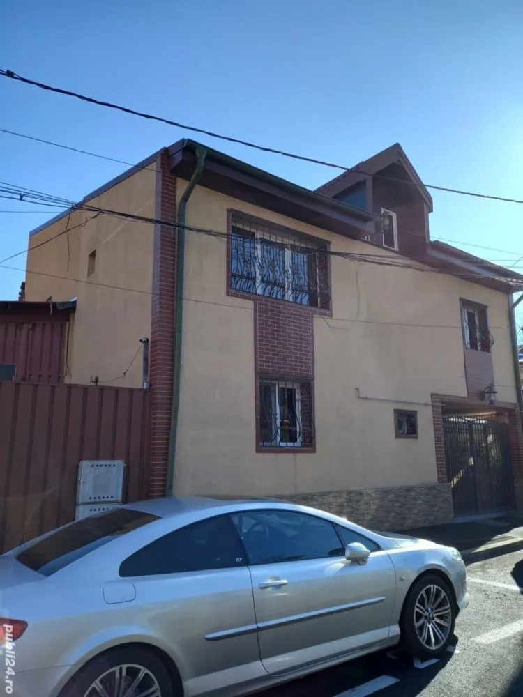 Vilă de Vanzare Eroii Revoluției sec.4 - Vilă de Vanzare. Eroii Revolutiei sec.4. 4.dormitoare .P.1 zona Eroii Revoluției. str. Lalosu . sec.4. la 5.min.de Metrou. și toate mijloacele de transport în comun. zona centrală.