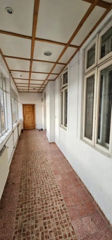 Vand 2case parter şi teren 985mp sau parteneriat construire zona Foişorul de Foc - Se vine teren 985 mp pe care se afla 2 case mansardabile, parter cu cate 3 camere fiecare, baie şi bucătărie. În suprafaţă de 170 MP amândouă. Fiecare având crama la subsol sub bucătărie.