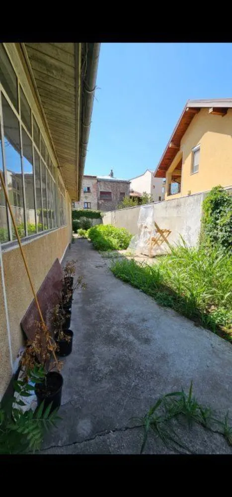 Vand 2case parter şi teren 985mp sau parteneriat construire zona Foişorul de Foc - Se vine teren 985 mp pe care se afla 2 case mansardabile, parter cu cate 3 camere fiecare, baie şi bucătărie. În suprafaţă de 170 MP amândouă. Fiecare având crama la subsol sub bucătărie.