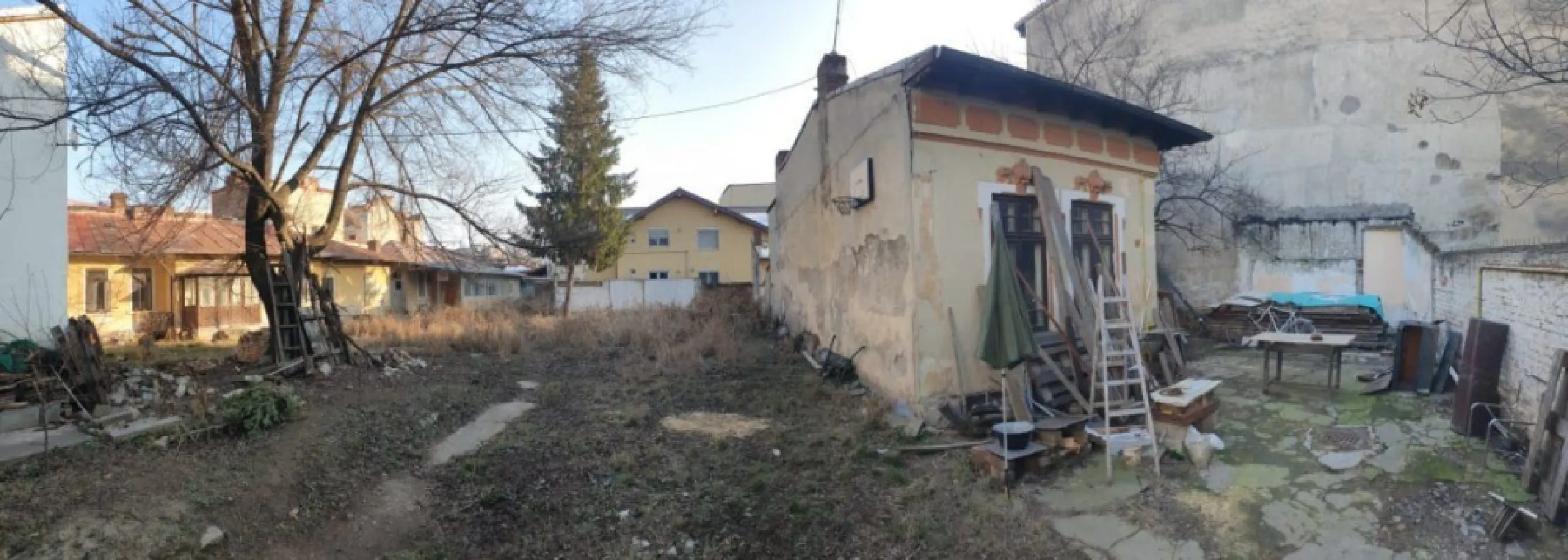 Vand 2case parter şi teren 985mp sau parteneriat construire zona Foişorul de Foc - Se vine teren 985 mp pe care se afla 2 case mansardabile, parter cu cate 3 camere fiecare, baie şi bucătărie. În suprafaţă de 170 MP amândouă. Fiecare având crama la subsol sub bucătărie.