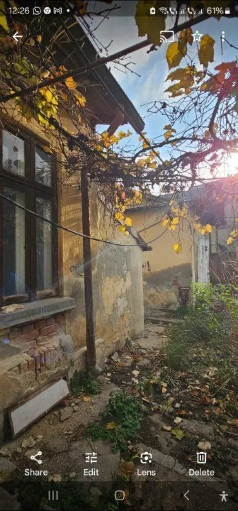 Vand 2case parter şi teren 985mp sau parteneriat construire zona Foişorul de Foc - Se vine teren 985 mp pe care se afla 2 case mansardabile, parter cu cate 3 camere fiecare, baie şi bucătărie. În suprafaţă de 170 MP amândouă. Fiecare având crama la subsol sub bucătărie.
