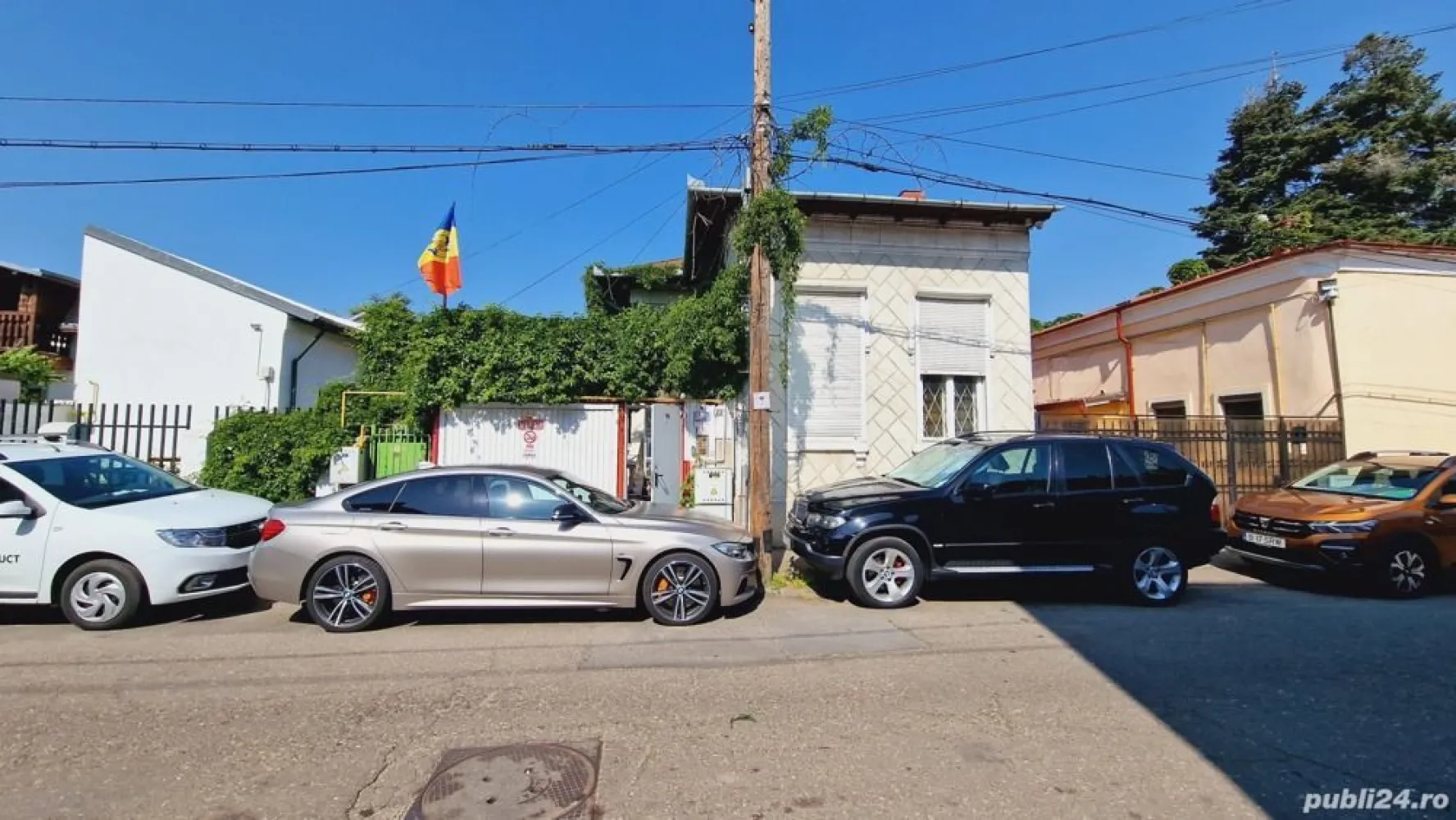 Casă de Vânzare DIRECT PROPRIETar 170mp - Casa de Vânzare DIRECT PROPRIETAR 170mp Suprafata teren-170MP Suprafata casa- 100 mp Suprafata curte-70mp Pret Vanzare-250.000 Euro Perfect pentru cabinete medicale,cabinete de avocatura, cabinete de notariat etc si de locuit. Zona- Strada General Nicolae Haralambie -Tineretului,sector 4,vis-a vis de fabrica ADESGO, aproape de 2 statii de metrou apropiate la 5 minute ( tineretului si eroii revolutiei ) si de foarte multe puncte de acces (tramvai-autobuz,metrou,Maxitaxi) La 2 minute de Parcul Carol si la 5 minute de Parcul Tineretului Casa construita stil vagon cu 3 camere spațioase, 2 bai ,bucatarie. Dispune si de 2 camere la subsol, s-a locuit si la subsol fara nici o problema. 2 Locuri de parcare Exterior in fata portii 1 loc parcare inauntru . Gaza+apa+Centrala.