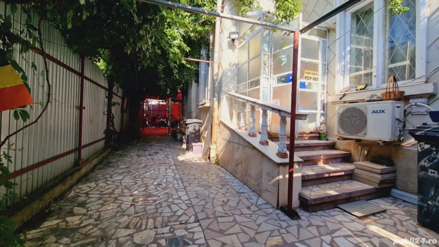 Casă de Vânzare DIRECT PROPRIETar 170mp - Casa de Vânzare DIRECT PROPRIETAR 170mp Suprafata teren-170MP Suprafata casa- 100 mp Suprafata curte-70mp Pret Vanzare-250.000 Euro Perfect pentru cabinete medicale,cabinete de avocatura, cabinete de notariat etc si de locuit. Zona- Strada General Nicolae Haralambie -Tineretului,sector 4,vis-a vis de fabrica ADESGO, aproape de 2 statii de metrou apropiate la 5 minute ( tineretului si eroii revolutiei ) si de foarte multe puncte de acces (tramvai-autobuz,metrou,Maxitaxi) La 2 minute de Parcul Carol si la 5 minute de Parcul Tineretului Casa construita stil vagon cu 3 camere spațioase, 2 bai ,bucatarie. Dispune si de 2 camere la subsol, s-a locuit si la subsol fara nici o problema. 2 Locuri de parcare Exterior in fata portii 1 loc parcare inauntru . Gaza+apa+Centrala.