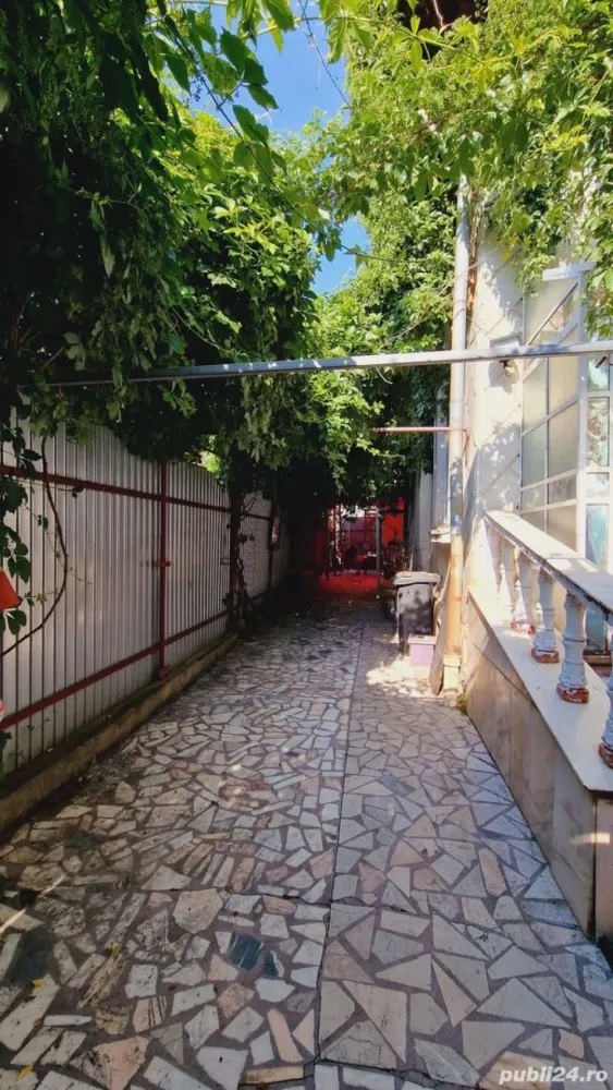 Casă de Vânzare DIRECT PROPRIETar 170mp - Casa de Vânzare DIRECT PROPRIETAR 170mp Suprafata teren-170MP Suprafata casa- 100 mp Suprafata curte-70mp Pret Vanzare-250.000 Euro Perfect pentru cabinete medicale,cabinete de avocatura, cabinete de notariat etc si de locuit. Zona- Strada General Nicolae Haralambie -Tineretului,sector 4,vis-a vis de fabrica ADESGO, aproape de 2 statii de metrou apropiate la 5 minute ( tineretului si eroii revolutiei ) si de foarte multe puncte de acces (tramvai-autobuz,metrou,Maxitaxi) La 2 minute de Parcul Carol si la 5 minute de Parcul Tineretului Casa construita stil vagon cu 3 camere spațioase, 2 bai ,bucatarie. Dispune si de 2 camere la subsol, s-a locuit si la subsol fara nici o problema. 2 Locuri de parcare Exterior in fata portii 1 loc parcare inauntru . Gaza+apa+Centrala.
