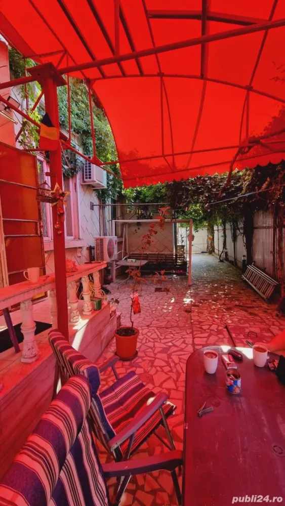 Casă de Vânzare DIRECT PROPRIETar 170mp - Casa de Vânzare DIRECT PROPRIETAR 170mp Suprafata teren-170MP Suprafata casa- 100 mp Suprafata curte-70mp Pret Vanzare-250.000 Euro Perfect pentru cabinete medicale,cabinete de avocatura, cabinete de notariat etc si de locuit. Zona- Strada General Nicolae Haralambie -Tineretului,sector 4,vis-a vis de fabrica ADESGO, aproape de 2 statii de metrou apropiate la 5 minute ( tineretului si eroii revolutiei ) si de foarte multe puncte de acces (tramvai-autobuz,metrou,Maxitaxi) La 2 minute de Parcul Carol si la 5 minute de Parcul Tineretului Casa construita stil vagon cu 3 camere spațioase, 2 bai ,bucatarie. Dispune si de 2 camere la subsol, s-a locuit si la subsol fara nici o problema. 2 Locuri de parcare Exterior in fata portii 1 loc parcare inauntru . Gaza+apa+Centrala.