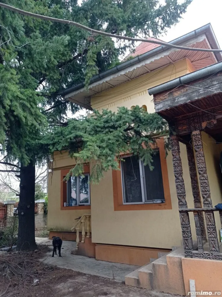 Vânzare casa cu teren - Vând casa situata în Giulesti, 100 metri pătrați, 3 camere, baie, bucătărie, utilităti, centrală termică pe gaze, garaj, renovată exterior și izolată termic Teren liber de construcții 600 mp