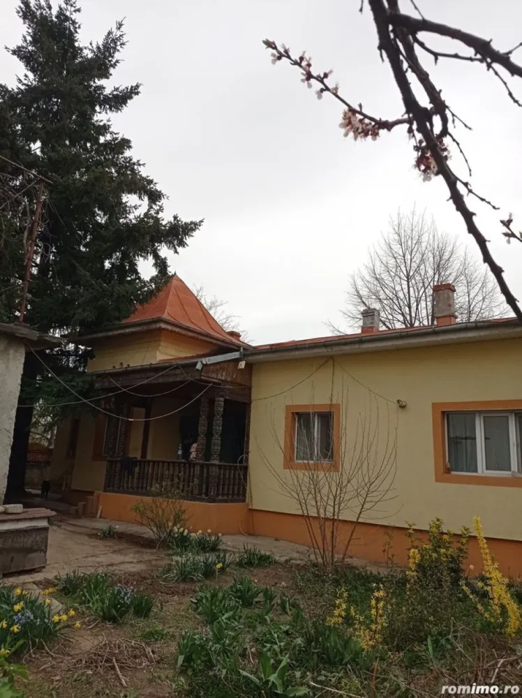 Vânzare casa cu teren - Vând casa situata în Giulesti, 100 metri pătrați, 3 camere, baie, bucătărie, utilităti, centrală termică pe gaze, garaj, renovată exterior și izolată termic Teren liber de construcții 600 mp