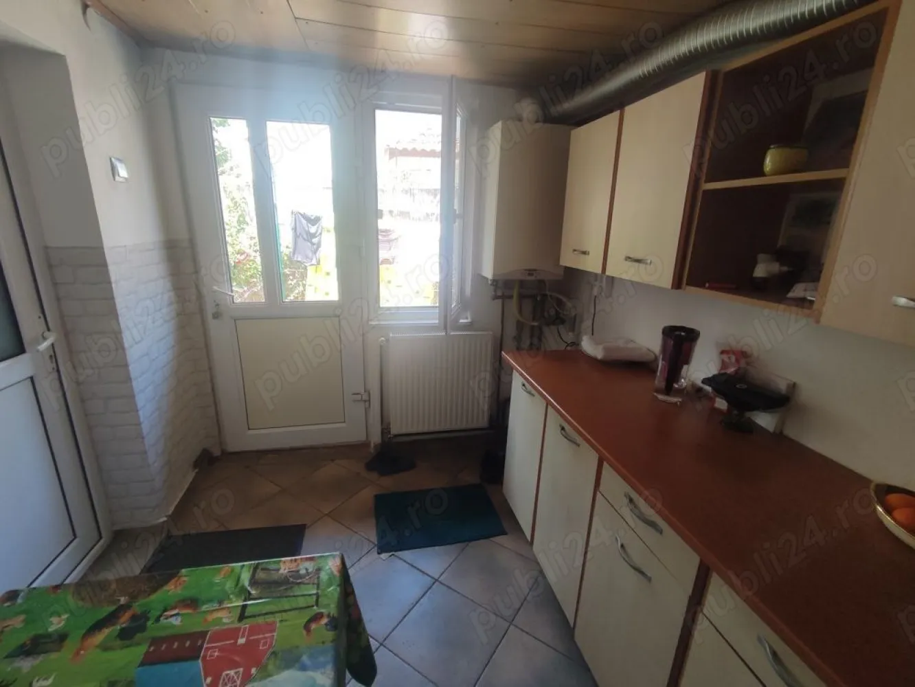 Casa de vânzare Bucureștii Noi - Casă de vânzare in Bucureştii Noi. Locuinţa se află la 2 min de staţia de metrou Străuleşti şi la 10 min de Complexul Comercial Colosseum pe strada Vârful înalt nr 73, sector 1. Cartier liniştit; locuinţa este in stare bună. Se vinde utilată. Preţ:170000 de euro