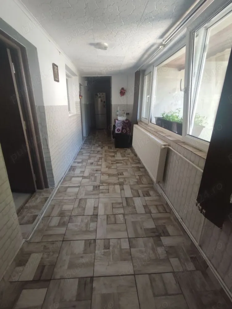 Casa de vânzare Bucureștii Noi - Casă de vânzare in Bucureştii Noi. Locuinţa se află la 2 min de staţia de metrou Străuleşti şi la 10 min de Complexul Comercial Colosseum pe strada Vârful înalt nr 73, sector 1. Cartier liniştit; locuinţa este in stare bună. Se vinde utilată. Preţ:170000 de euro