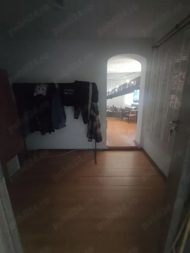 Casa de vânzare Bucureștii Noi - Casă de vânzare in Bucureştii Noi. Locuinţa se află la 2 min de staţia de metrou Străuleşti şi la 10 min de Complexul Comercial Colosseum pe strada Vârful înalt nr 73, sector 1. Cartier liniştit; locuinţa este in stare bună. Se vinde utilată. Preţ:170000 de euro